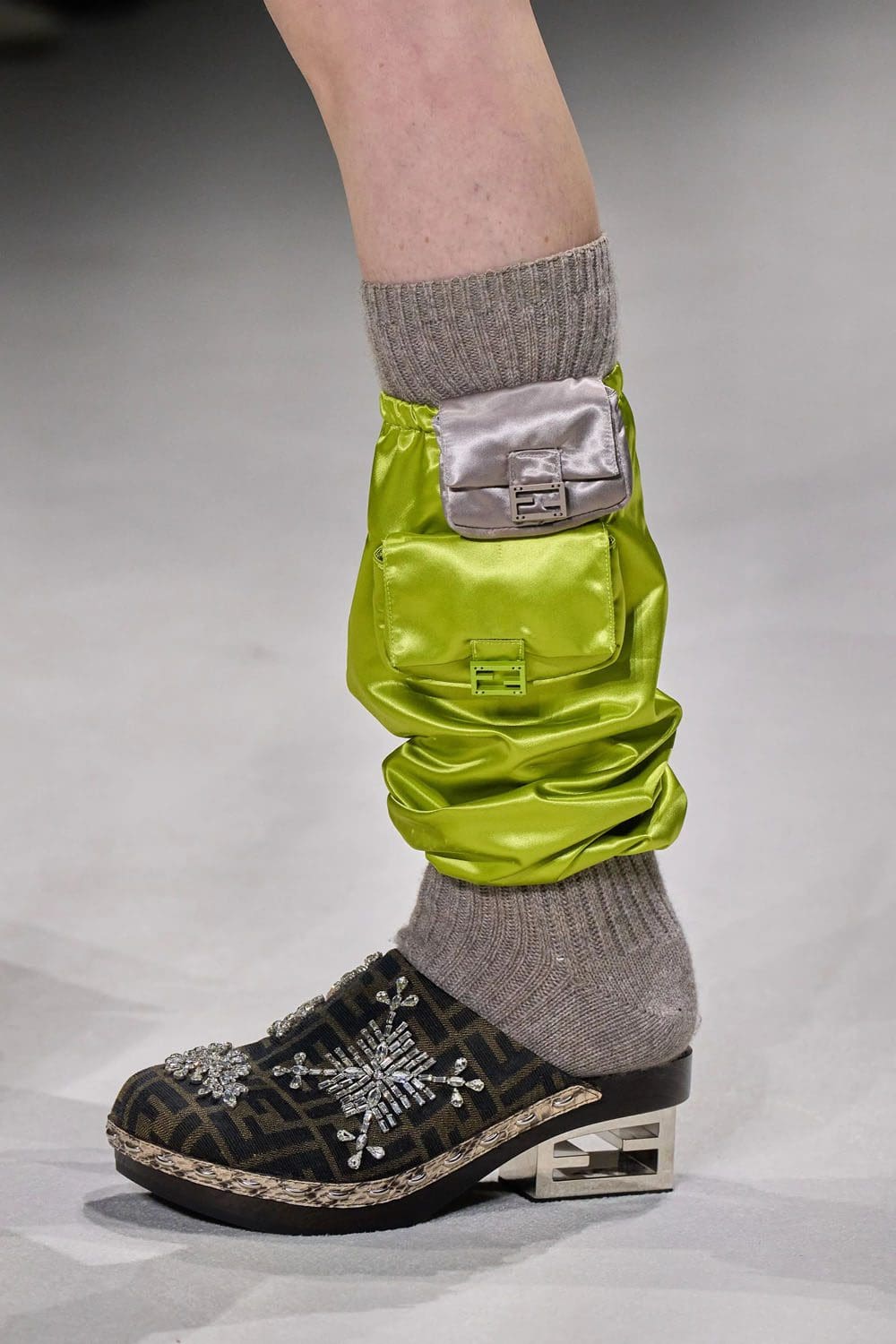 Fendi Printemps 2023 - 25 ans Fendi Baguette New York Détails Runway Magazine