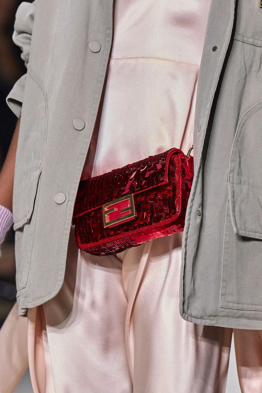 Fendi Printemps 2023 - 25 ans Fendi Baguette New York Détails Runway Magazine