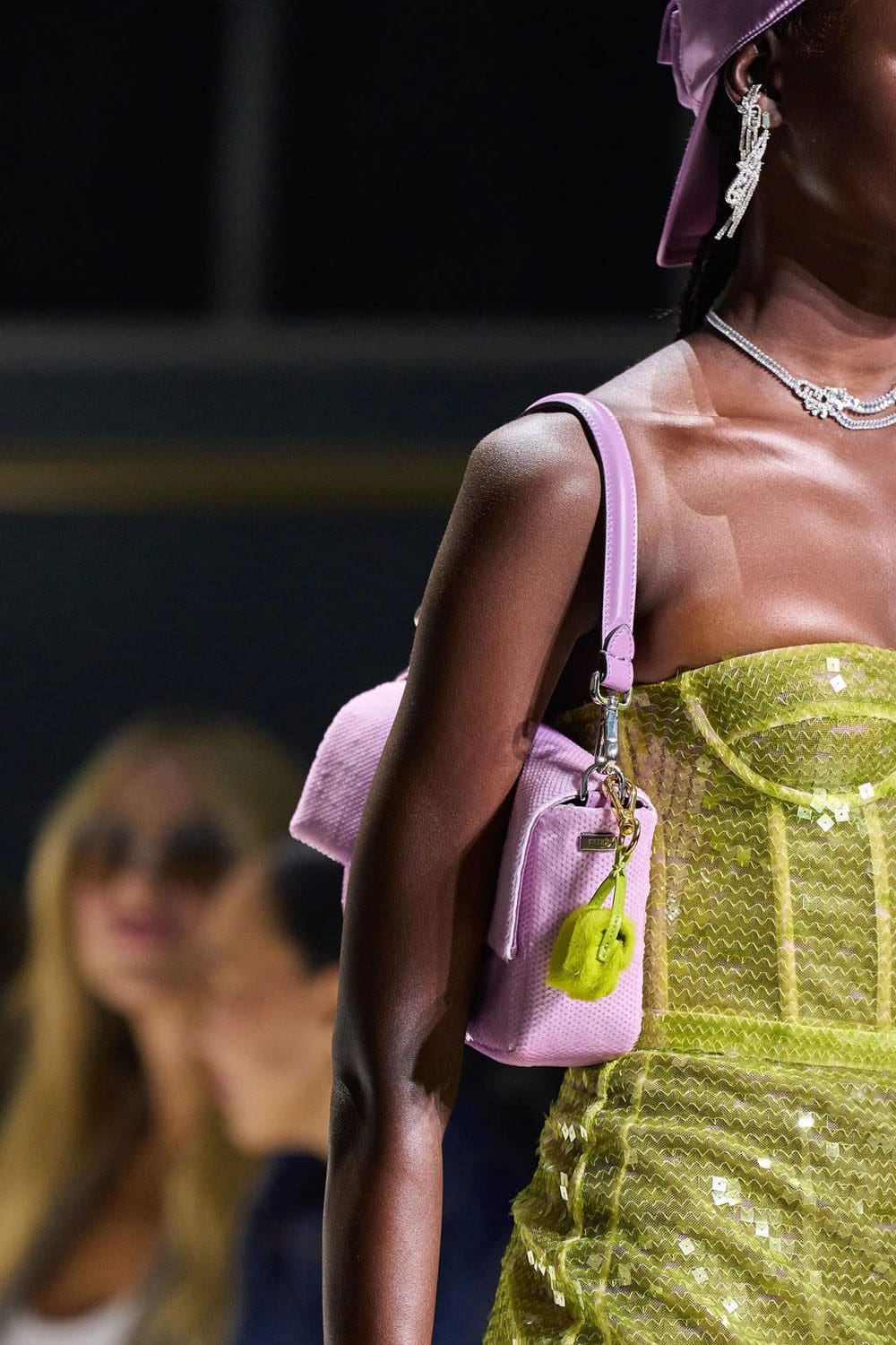 Fendi Printemps 2023 - 25 ans Fendi Baguette New York Détails Runway Magazine