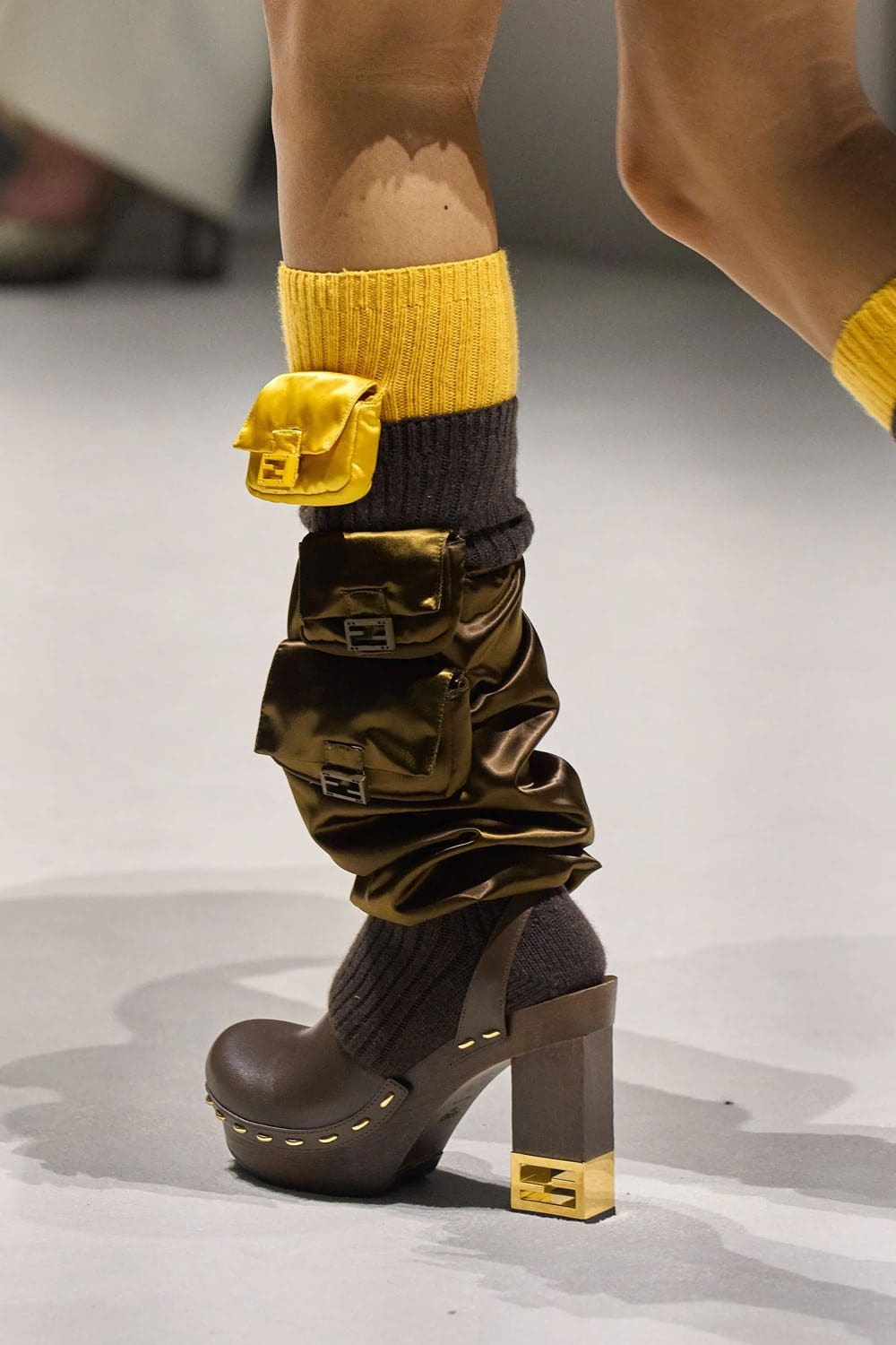 Fendi Printemps 2023 - 25 ans Fendi Baguette New York Détails Runway Magazine