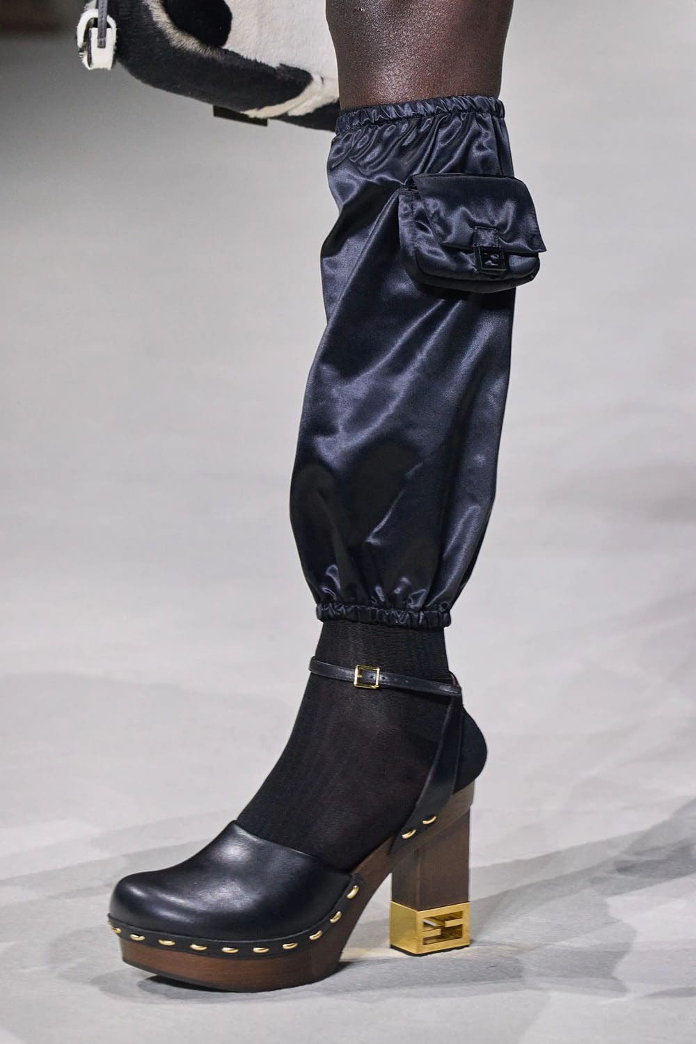 Fendi Printemps 2023 - 25 ans Fendi Baguette New York Détails Runway Magazine