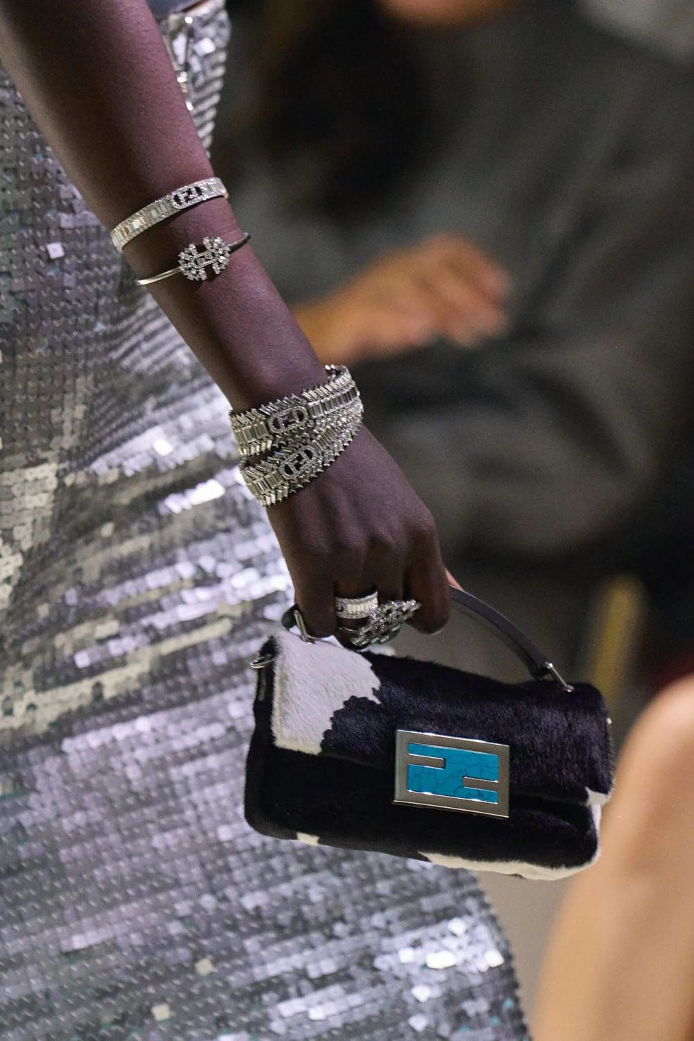Fendi Printemps 2023 - 25 ans Fendi Baguette New York Détails Runway Magazine