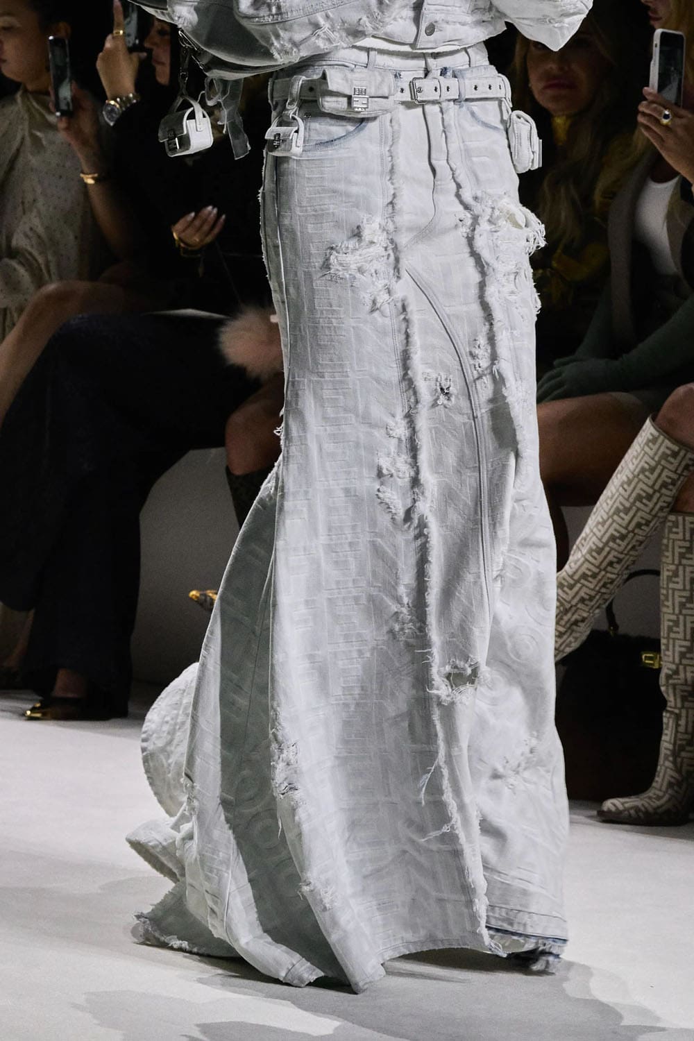 Fendi Printemps 2023 - 25 ans Fendi Baguette New York Détails Runway Magazine