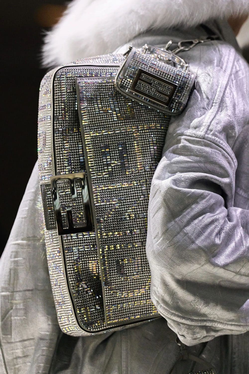 Fendi Printemps 2023 - 25 ans Fendi Baguette New York Détails Runway Magazine