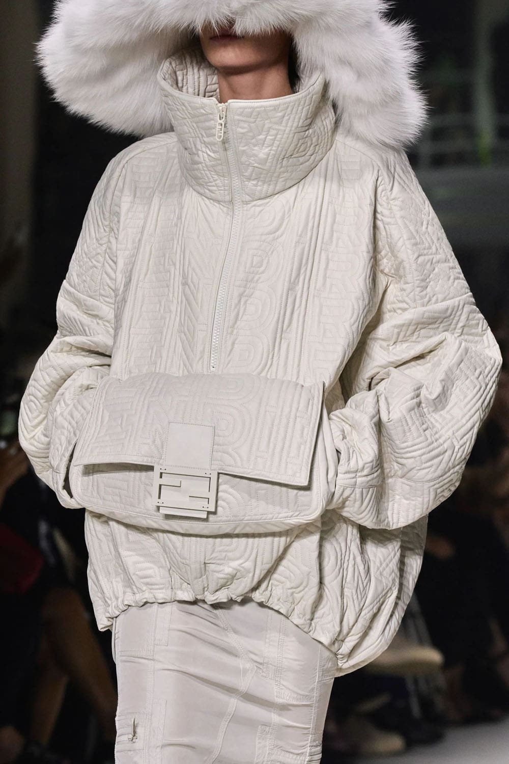 Fendi Printemps 2023 - 25 ans Fendi Baguette New York Détails Runway Magazine