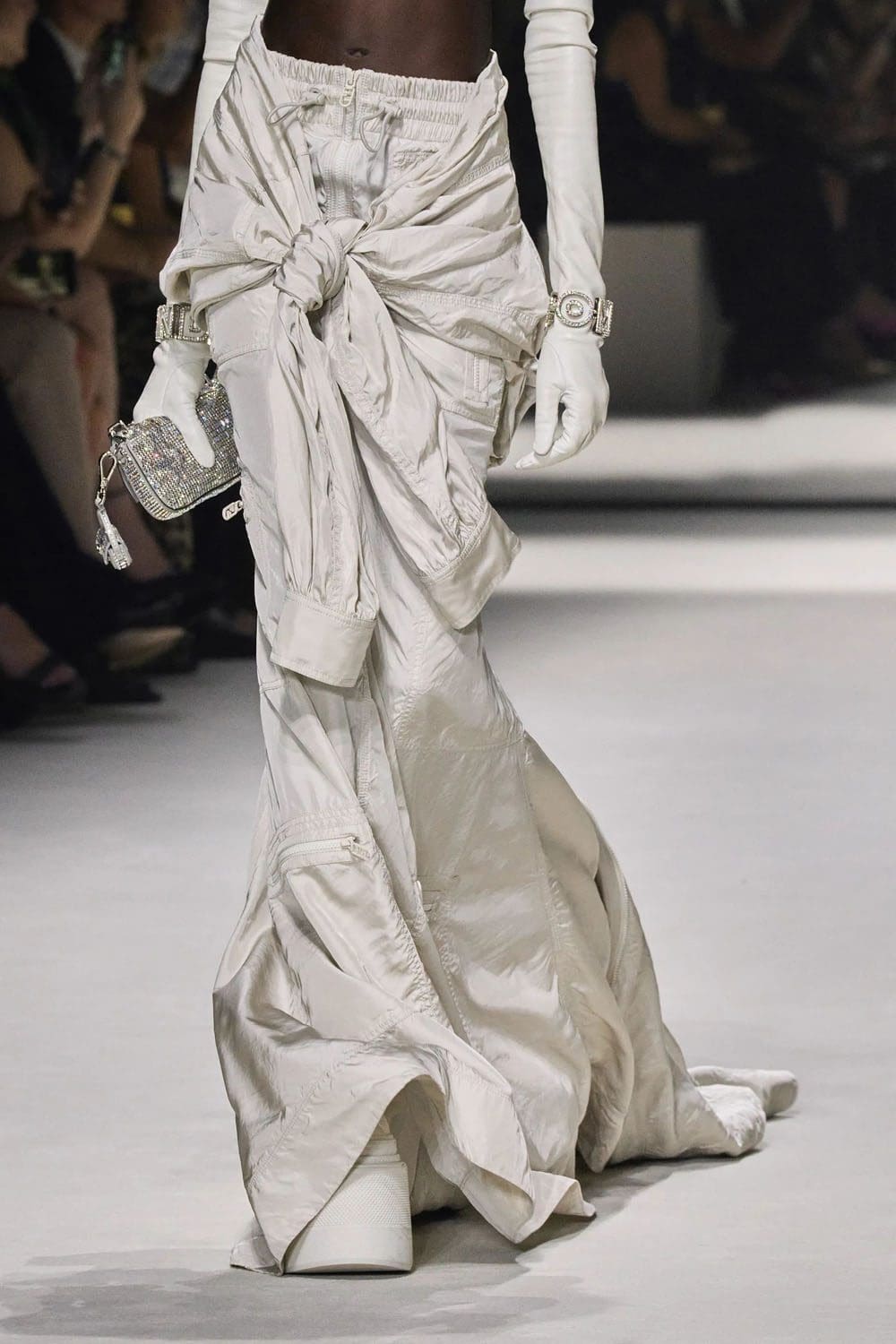 Fendi Printemps 2023 - 25 ans Fendi Baguette New York Détails Runway Magazine