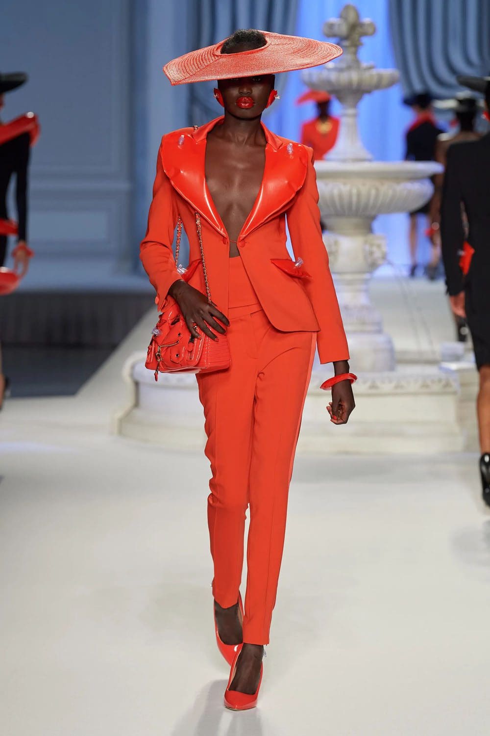 Moschino Frühling Sommer 2023 Runway Magazin