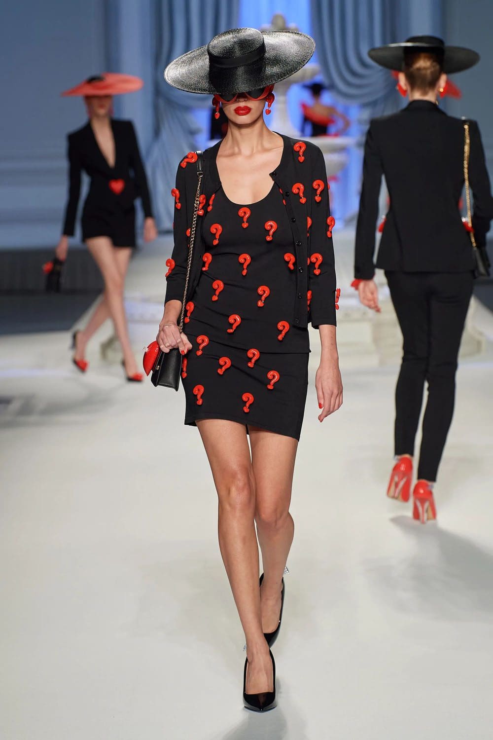 Moschino Frühling Sommer 2023 Runway Magazin