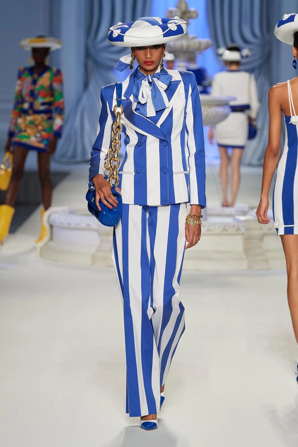 Moschino Frühling Sommer 2023 Runway Magazin