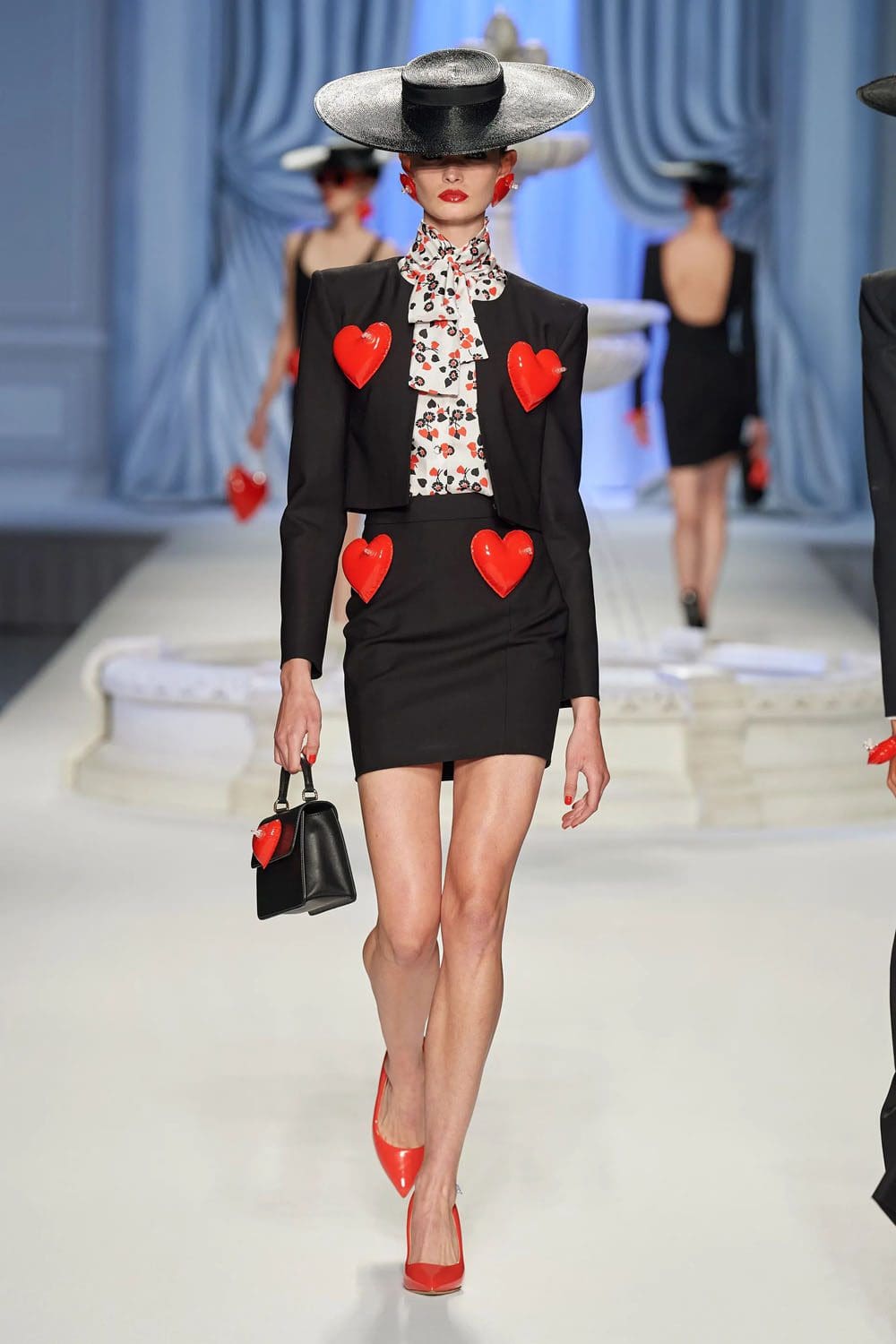 Moschino Frühling Sommer 2023 Runway Magazin