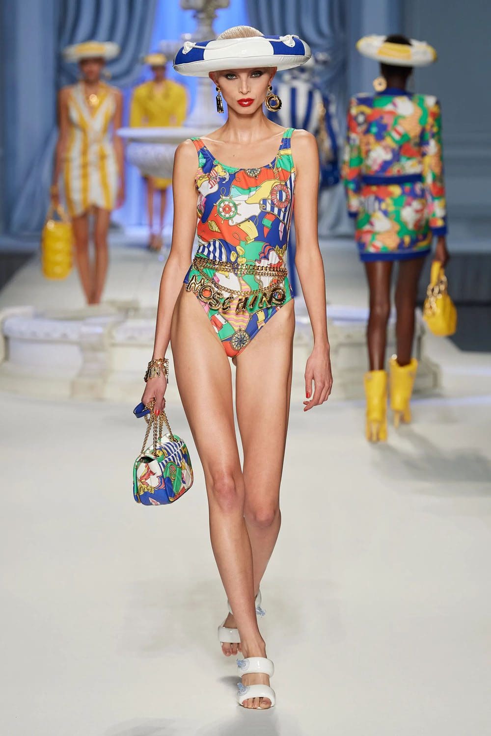 Moschino Frühling Sommer 2023 Runway Magazin