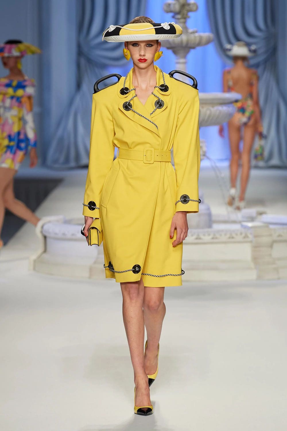 Moschino Frühling Sommer 2023 Runway Magazin
