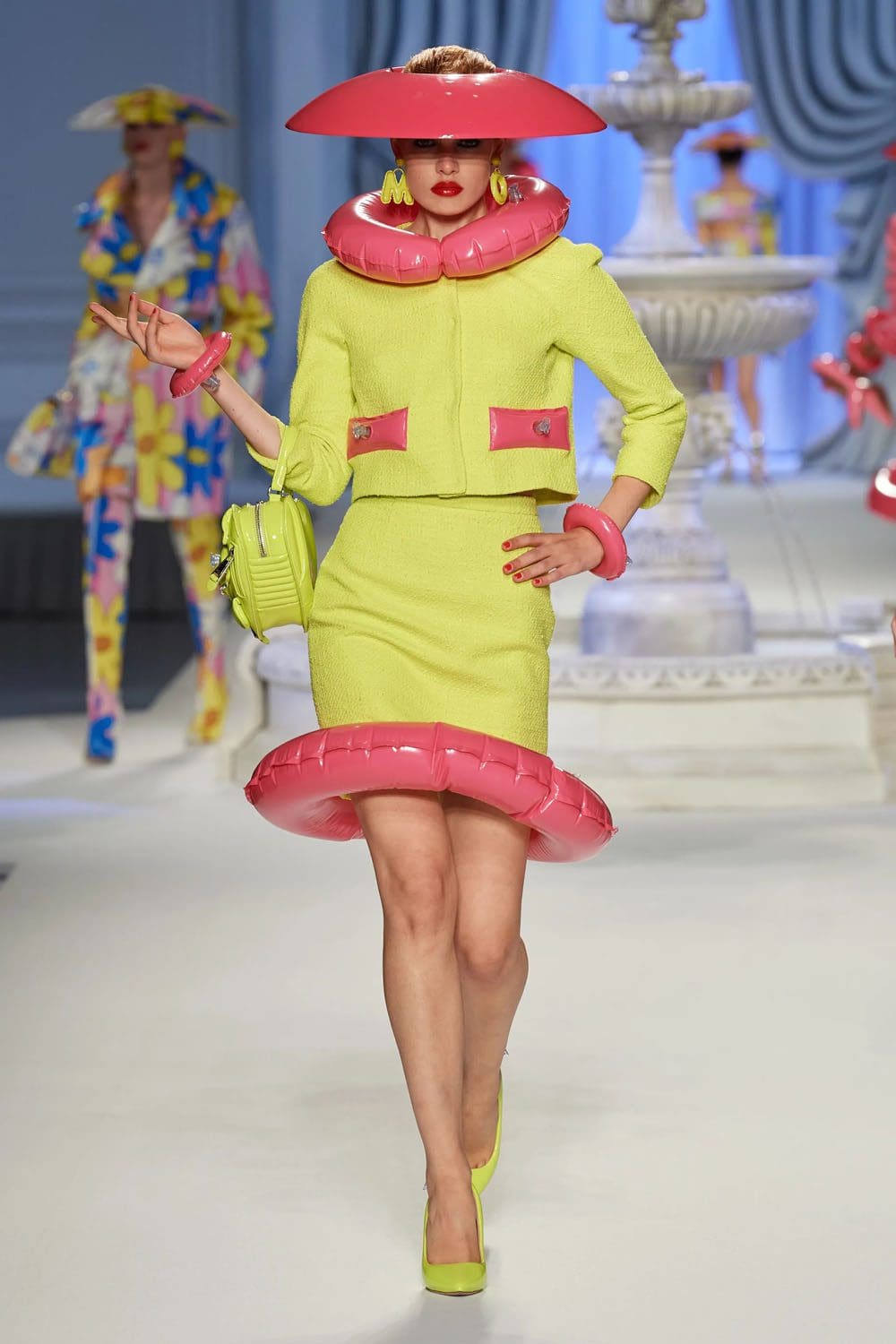 Moschino Frühling Sommer 2023 Runway Magazin