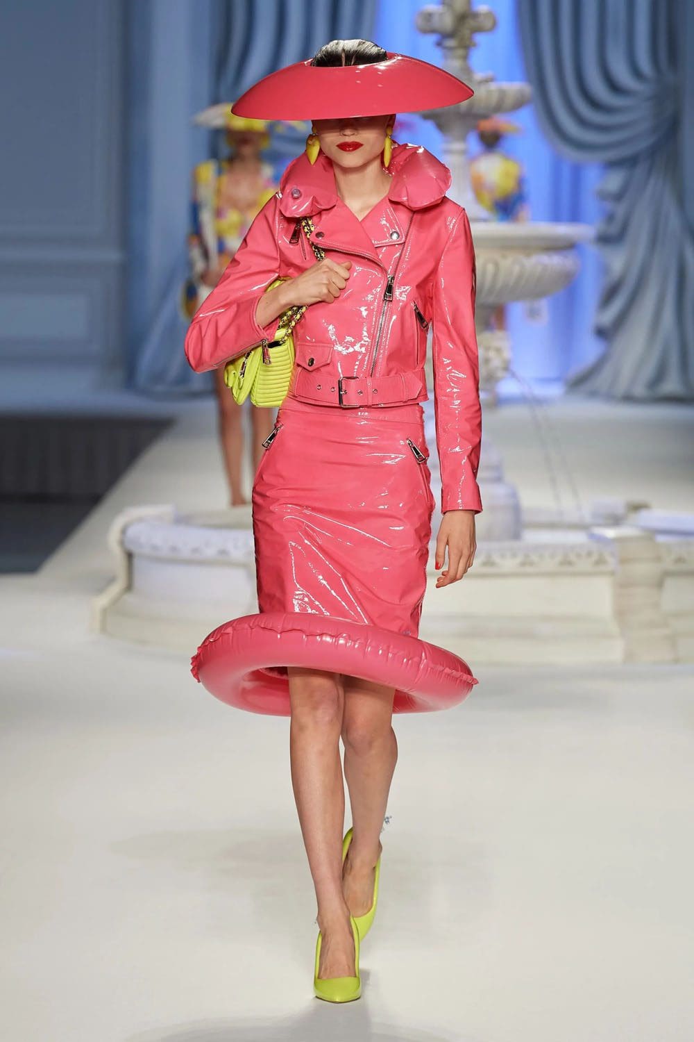 Moschino Frühling Sommer 2023 Runway Magazin