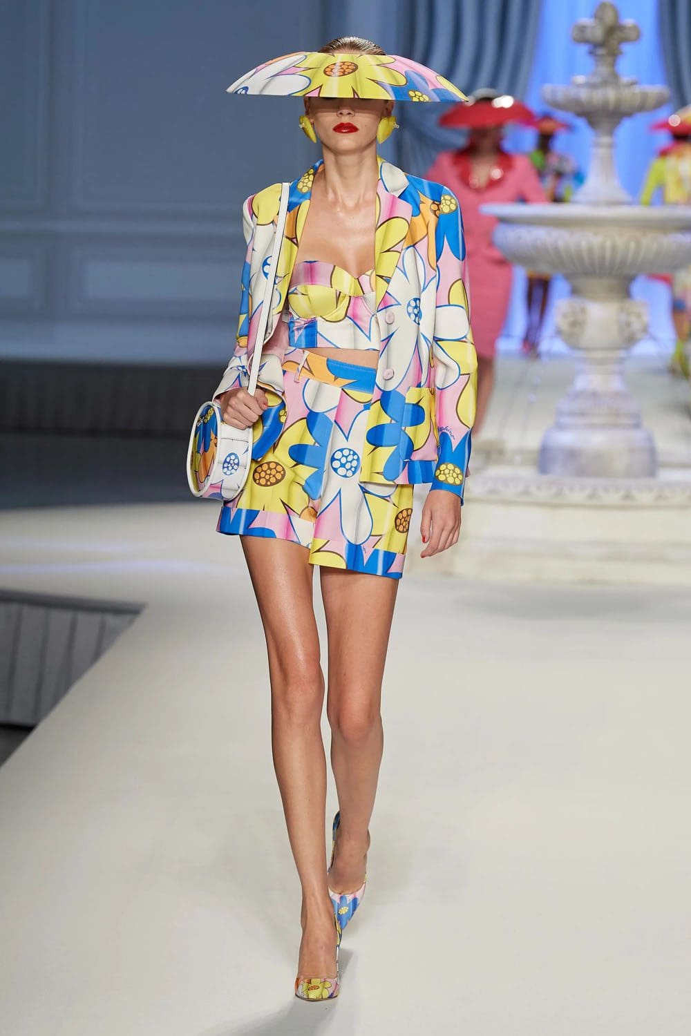 Moschino Frühling Sommer 2023 Runway Magazin