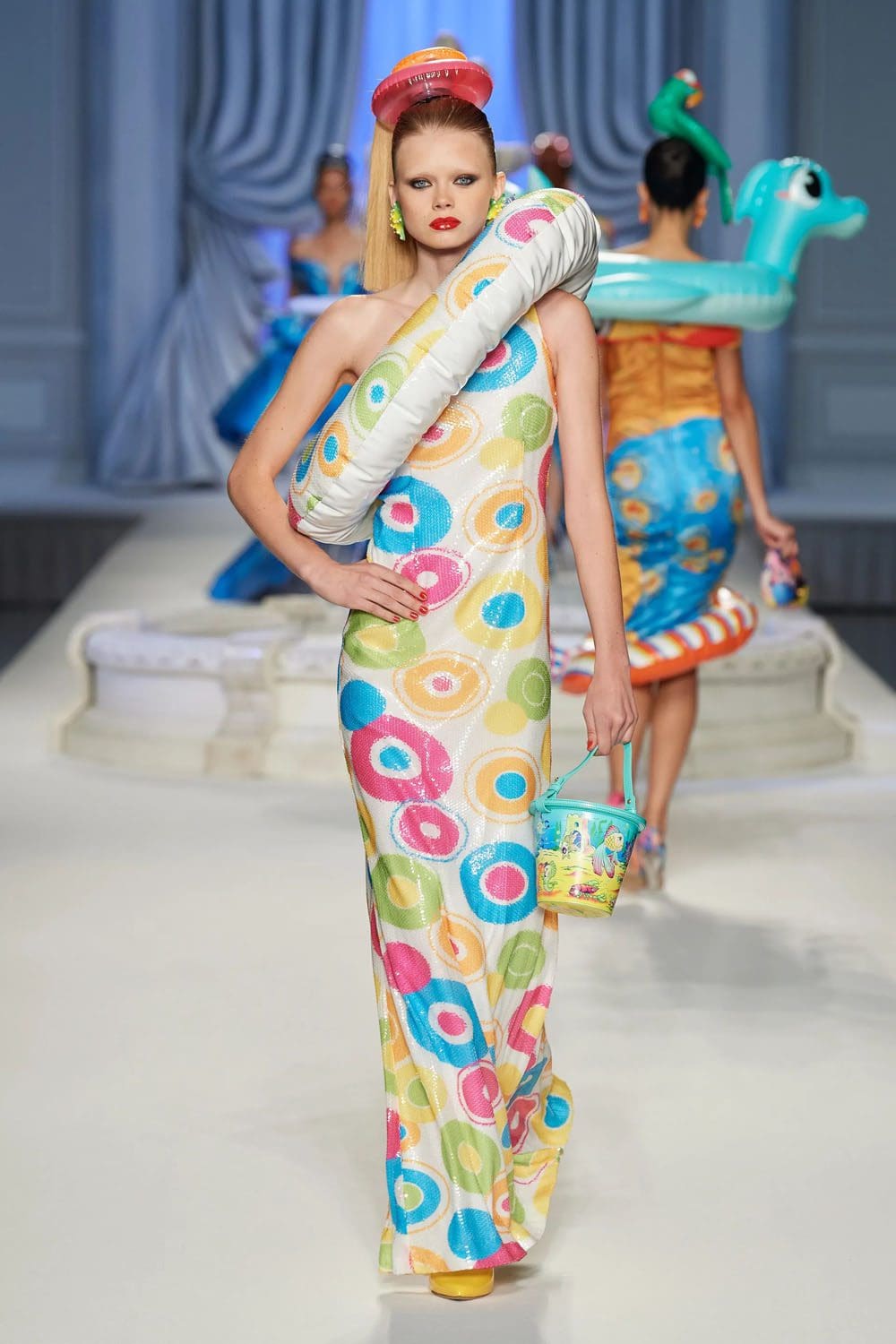 Moschino Frühling Sommer 2023 Runway Magazin