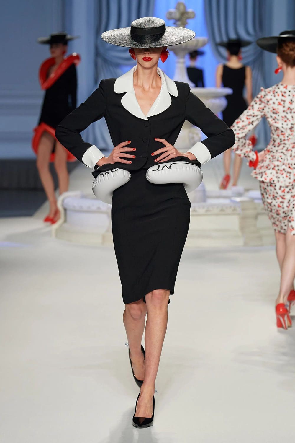 Moschino Frühling Sommer 2023 Runway Magazin