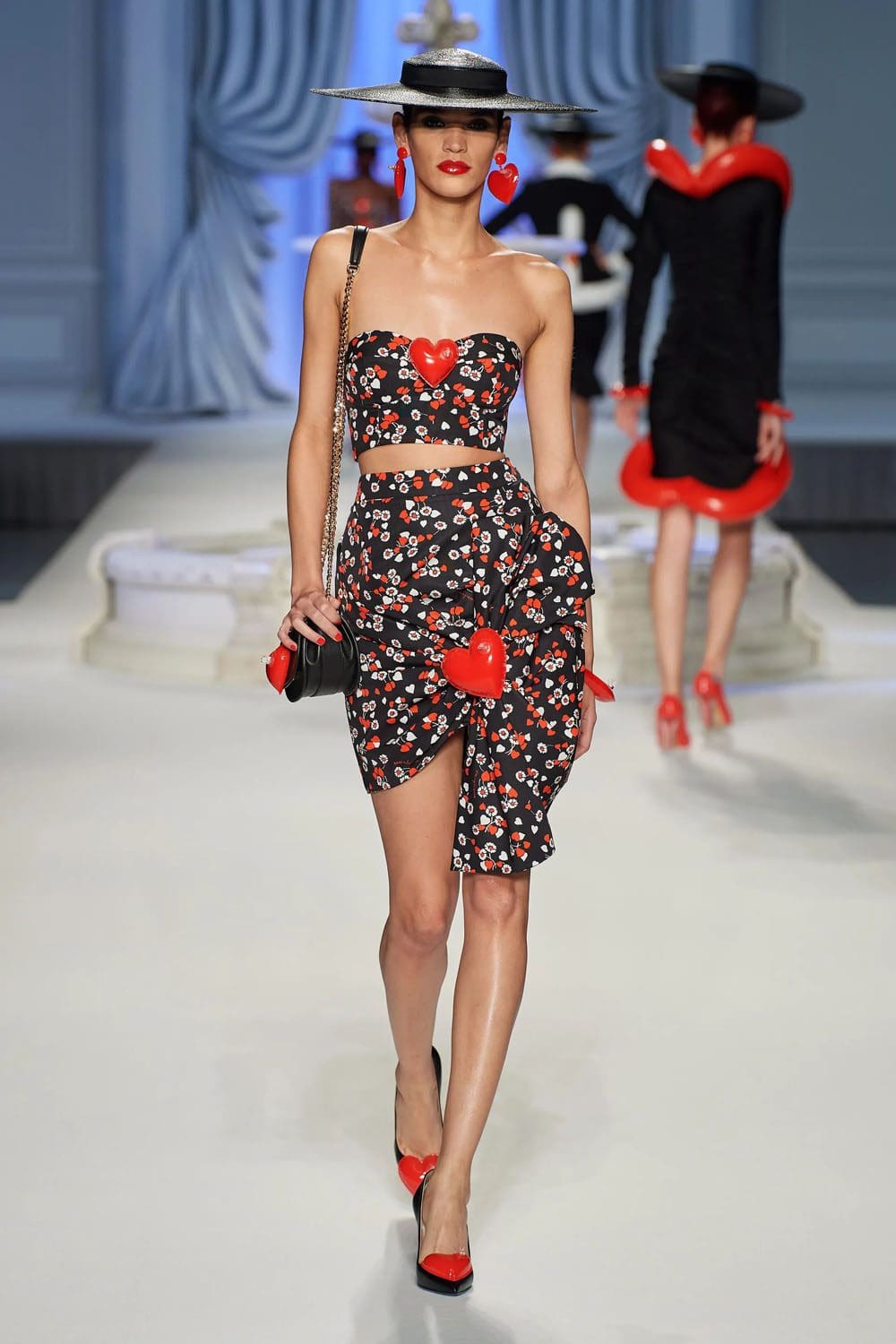 Moschino Frühling Sommer 2023 Runway Magazin