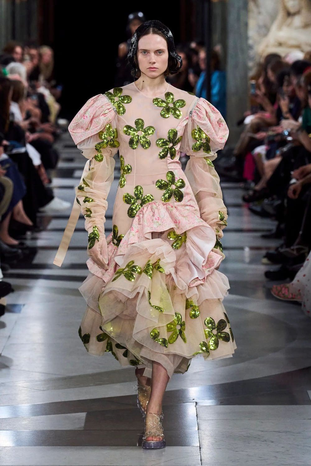 シモーネ・ロシャ 2023年春夏 ロンドン Runway Magazineに