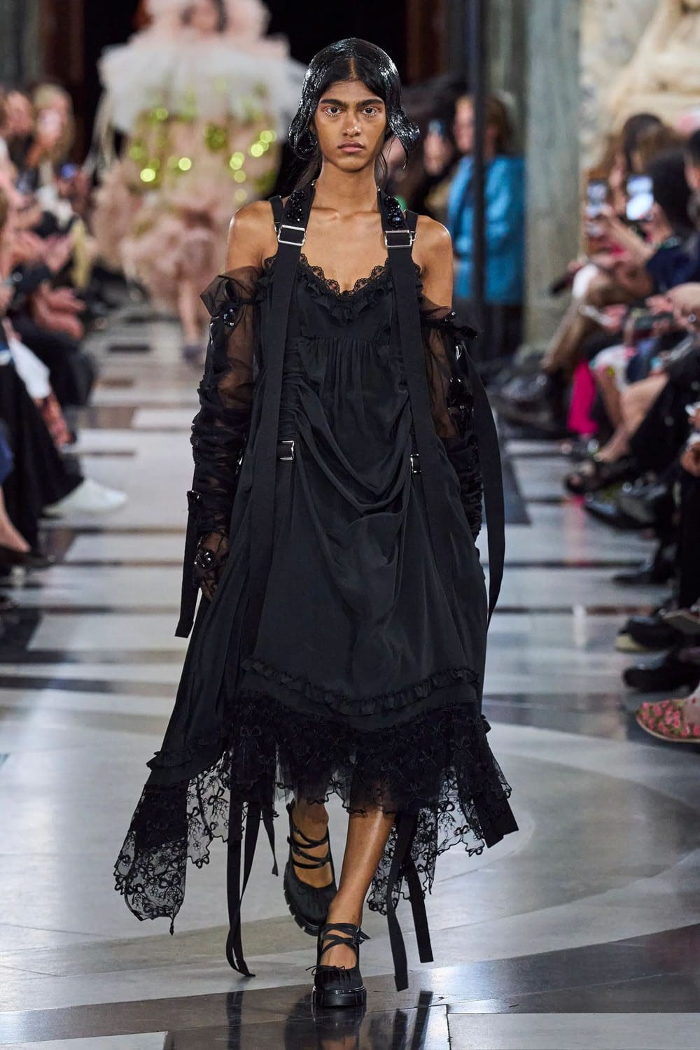 シモーネ・ロシャ 2023年春夏 ロンドン Runway Magazineに