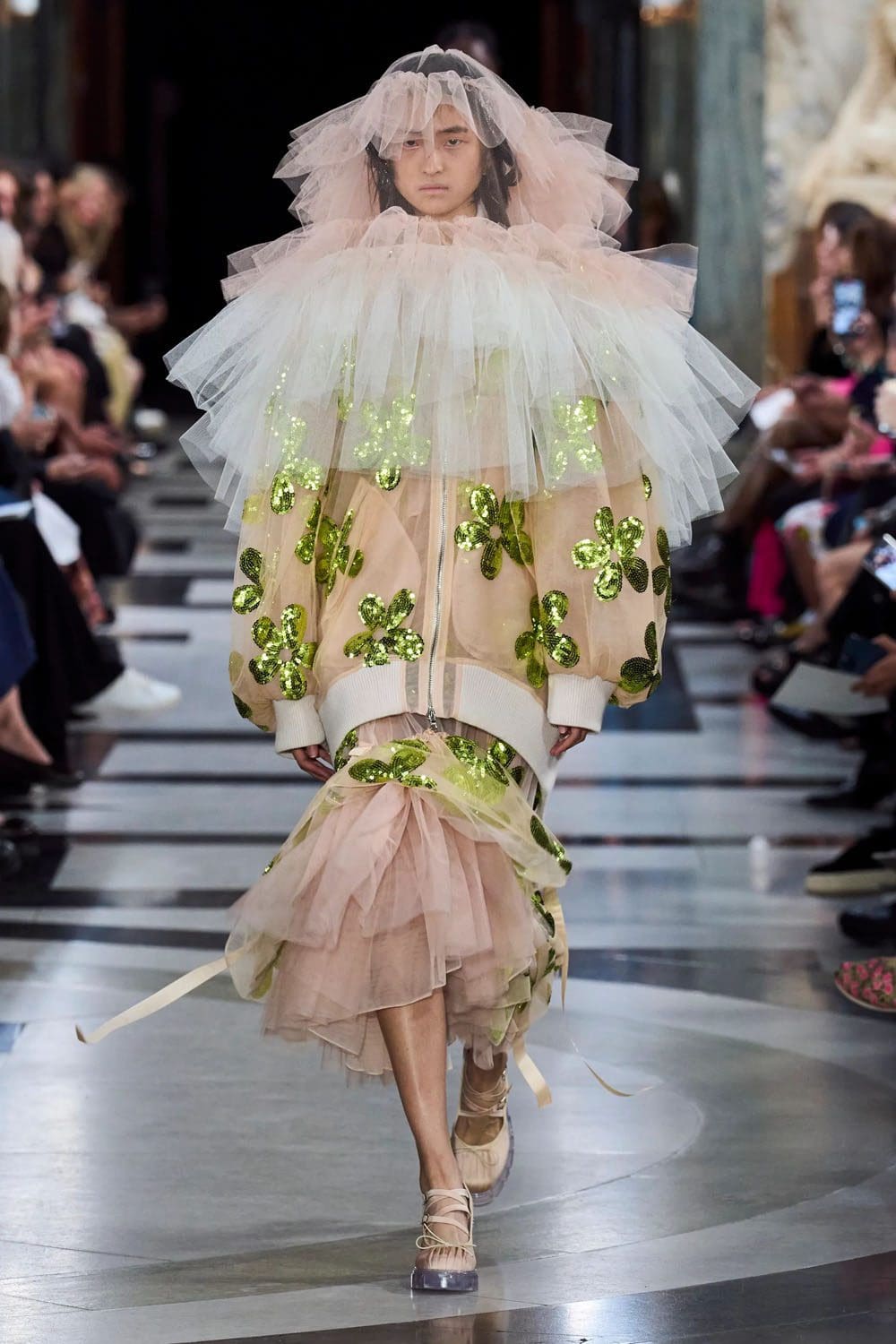 シモーネ・ロシャ 2023年春夏 ロンドン Runway Magazineに