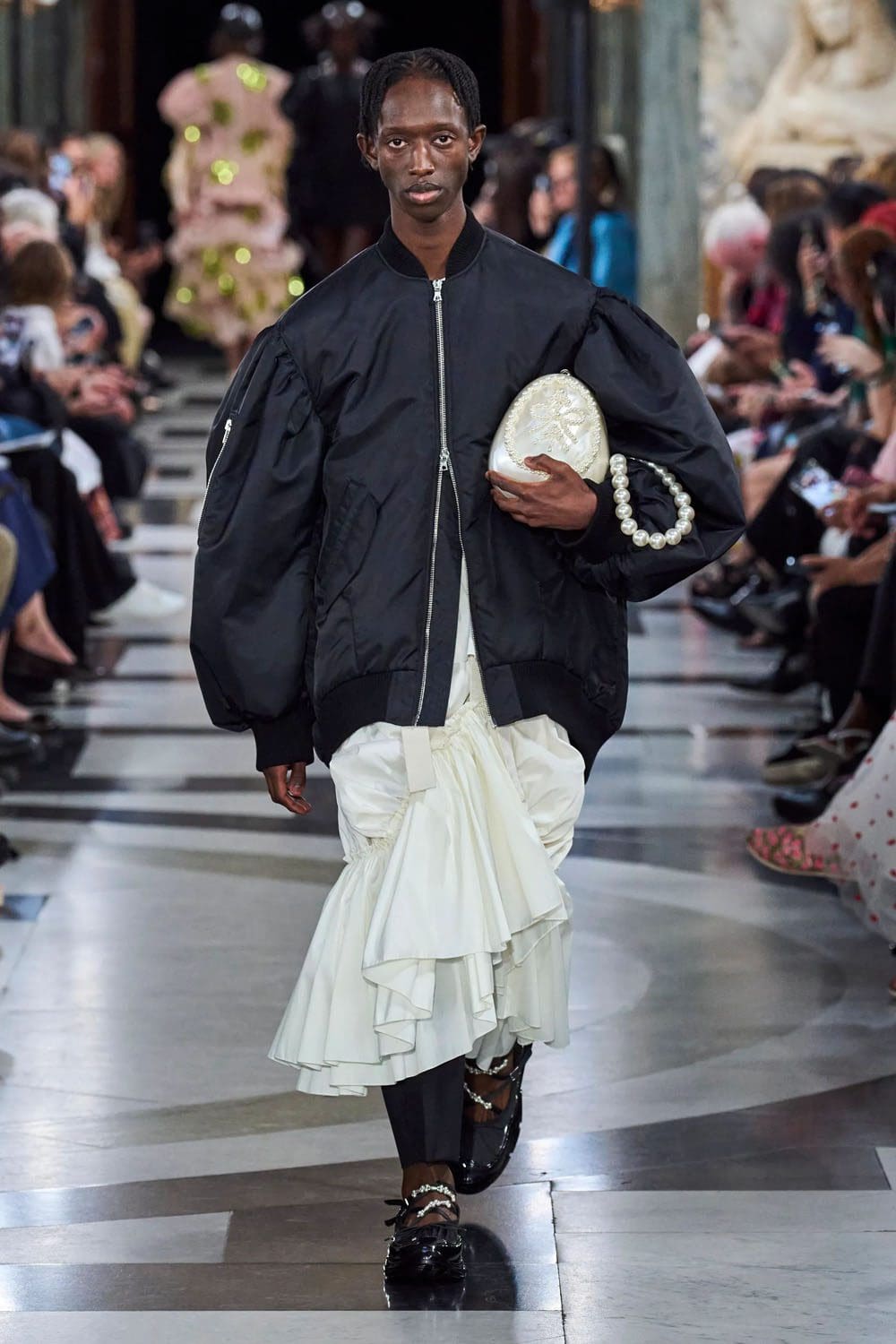 シモーネ・ロシャ 2023年春夏 ロンドン Runway Magazineに