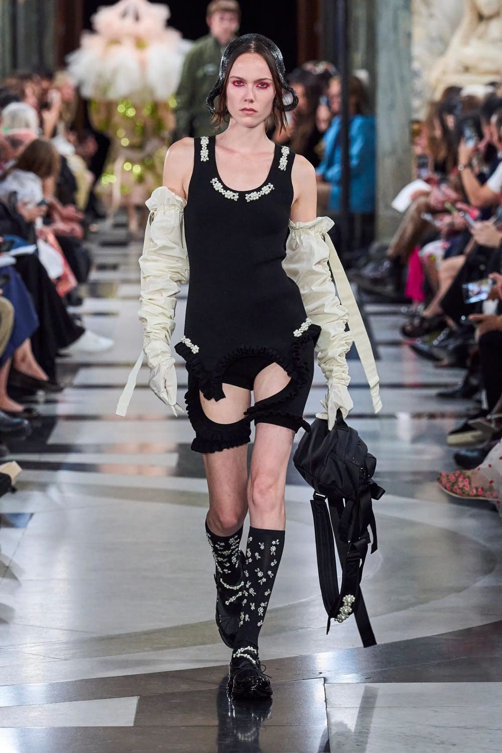 シモーネ・ロシャ 2023年春夏 ロンドン Runway Magazineに