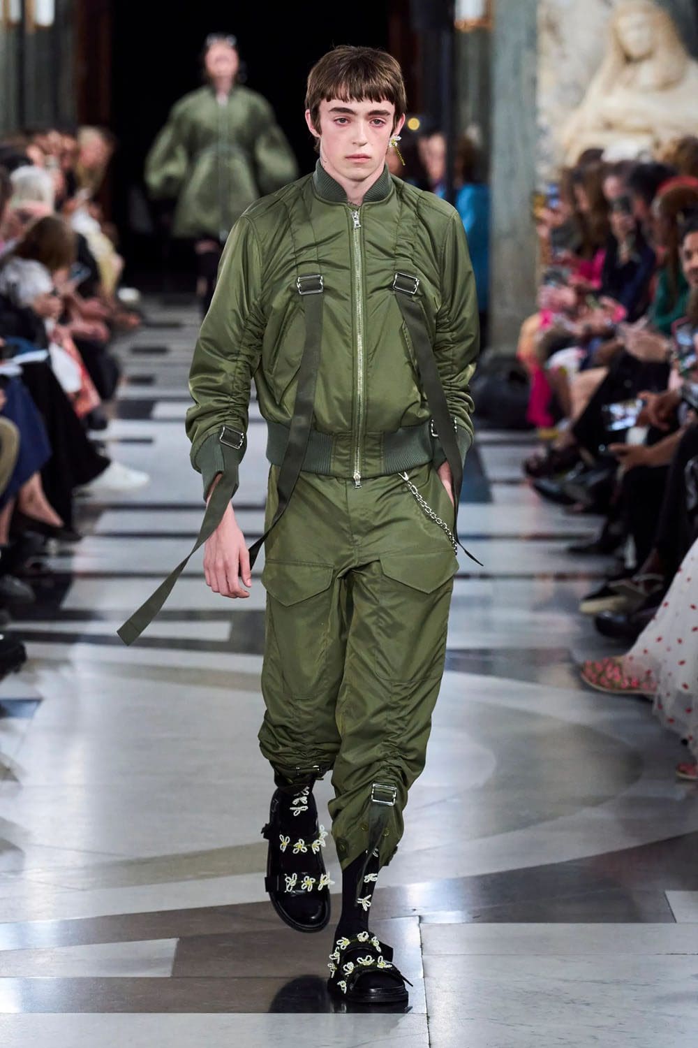シモーネ・ロシャ 2023年春夏 ロンドン Runway Magazineに