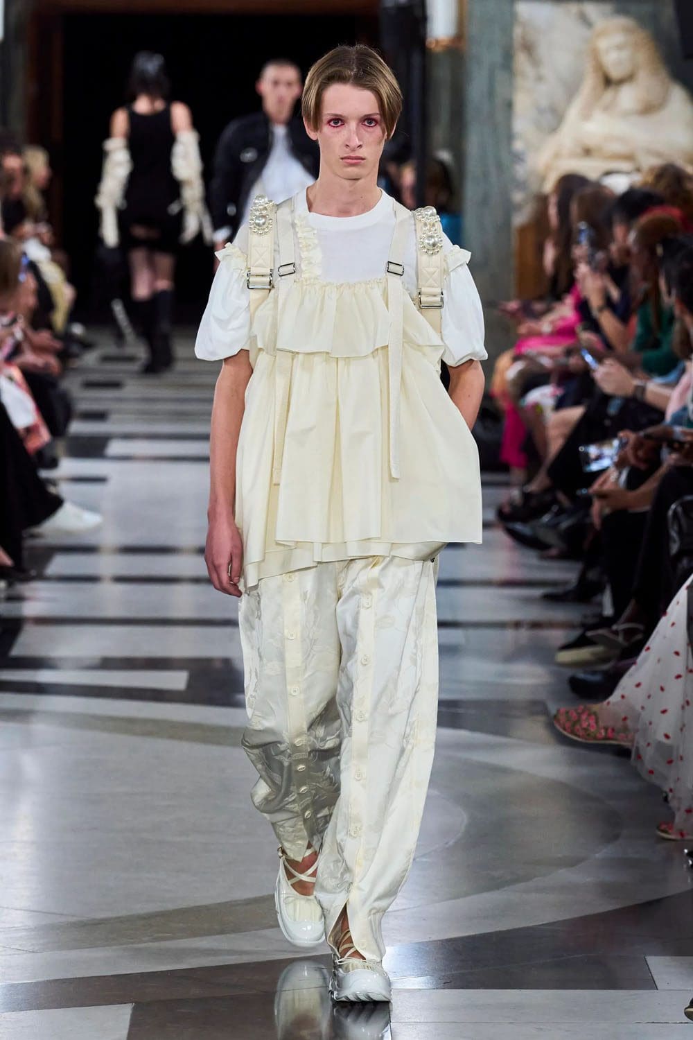 シモーネ・ロシャ 2023年春夏 ロンドン Runway Magazineに