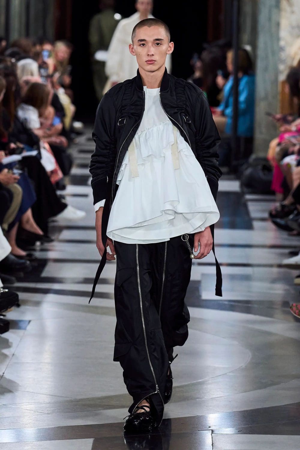 シモーネ・ロシャ 2023年春夏 ロンドン Runway Magazineに