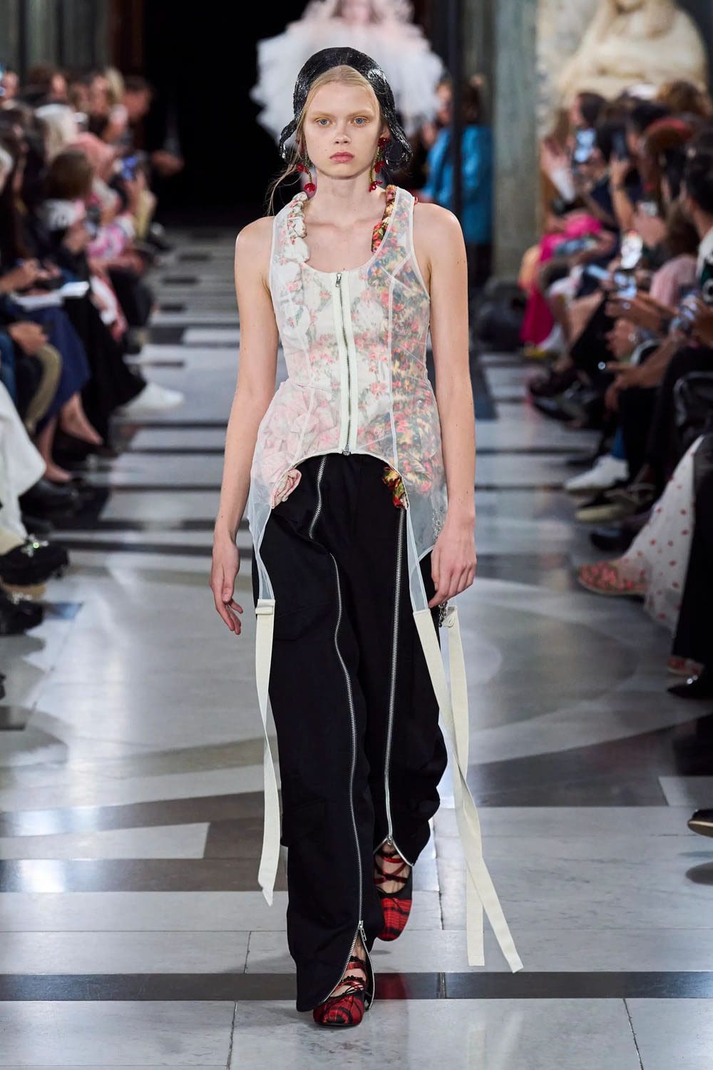 シモーネ・ロシャ 2023年春夏 ロンドン Runway Magazineに