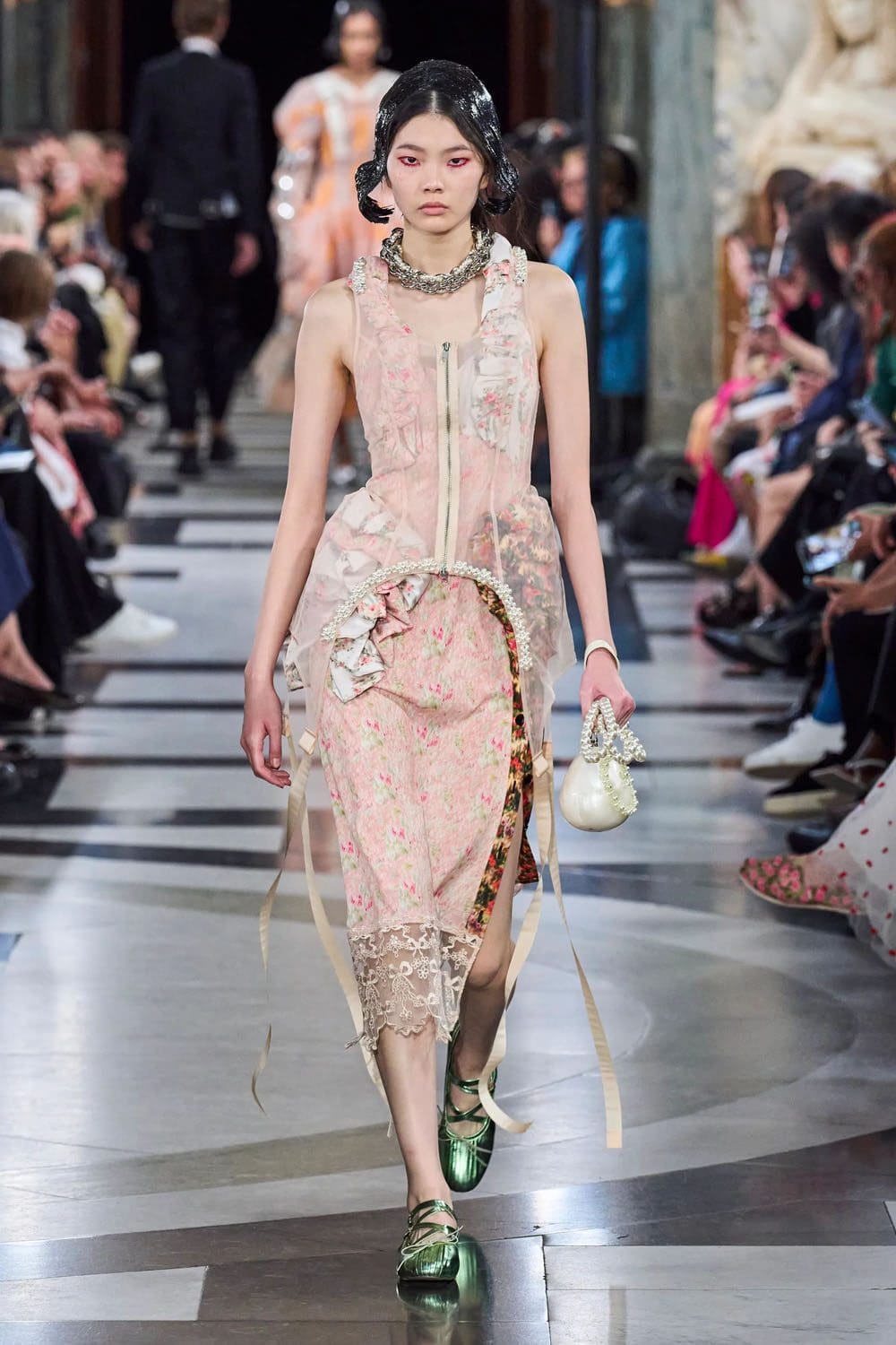 シモーネ・ロシャ 2023年春夏 ロンドン Runway Magazineに