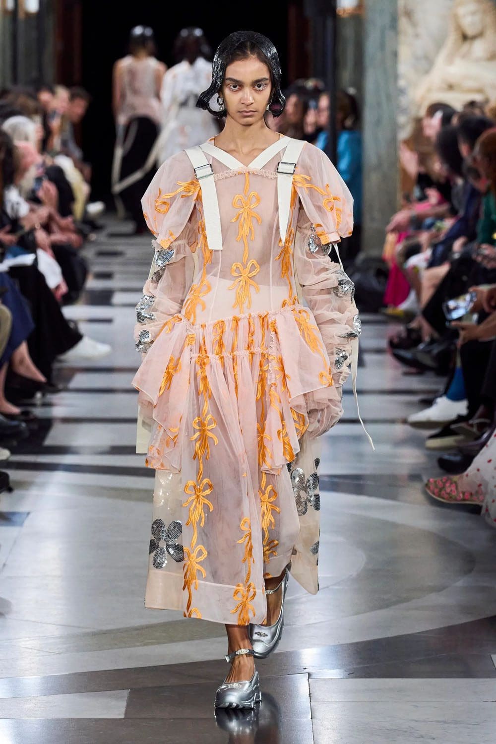 シモーネ・ロシャ 2023年春夏 ロンドン Runway Magazineに