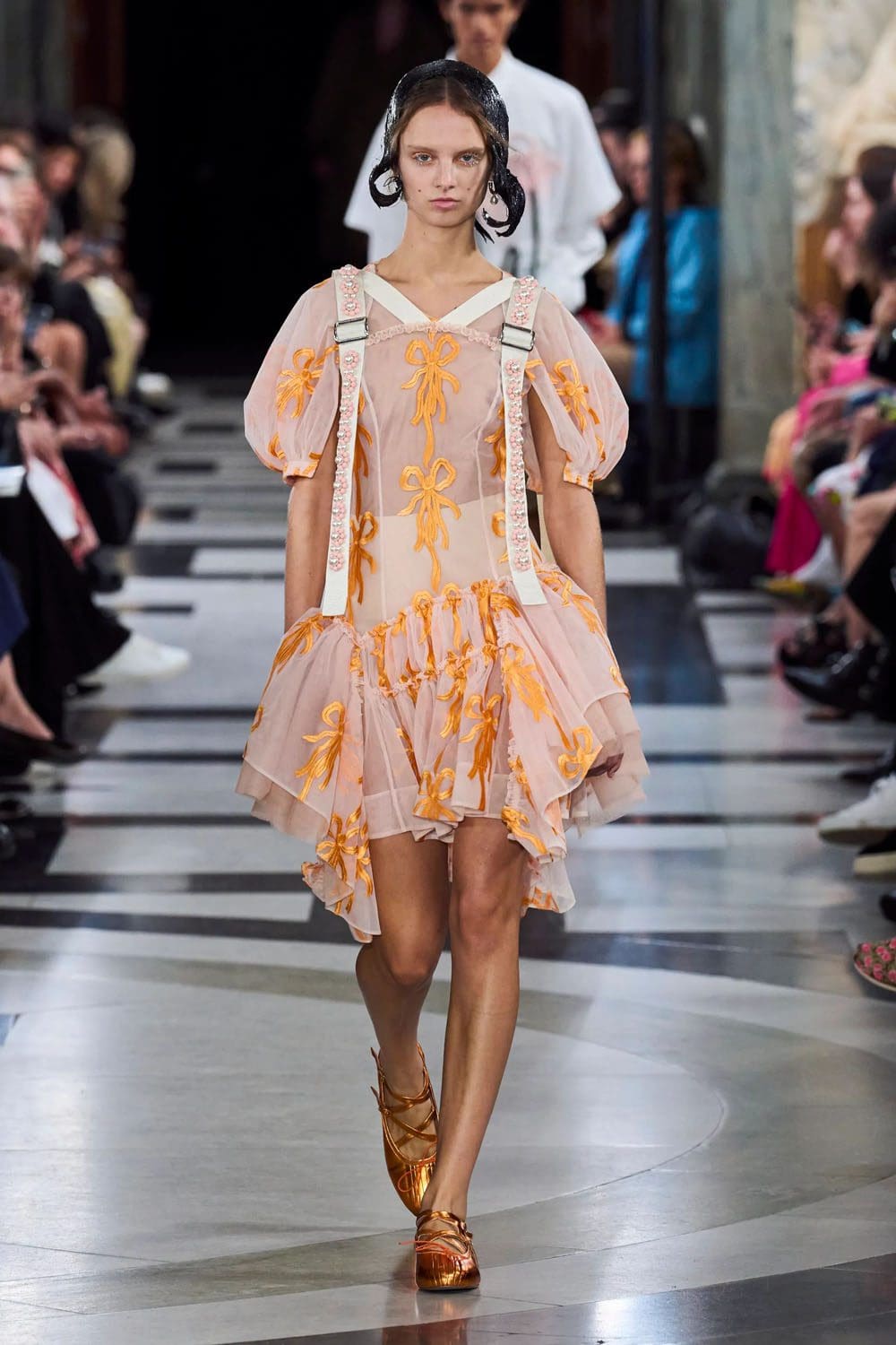 シモーネ・ロシャ 2023年春夏 ロンドン Runway Magazineに