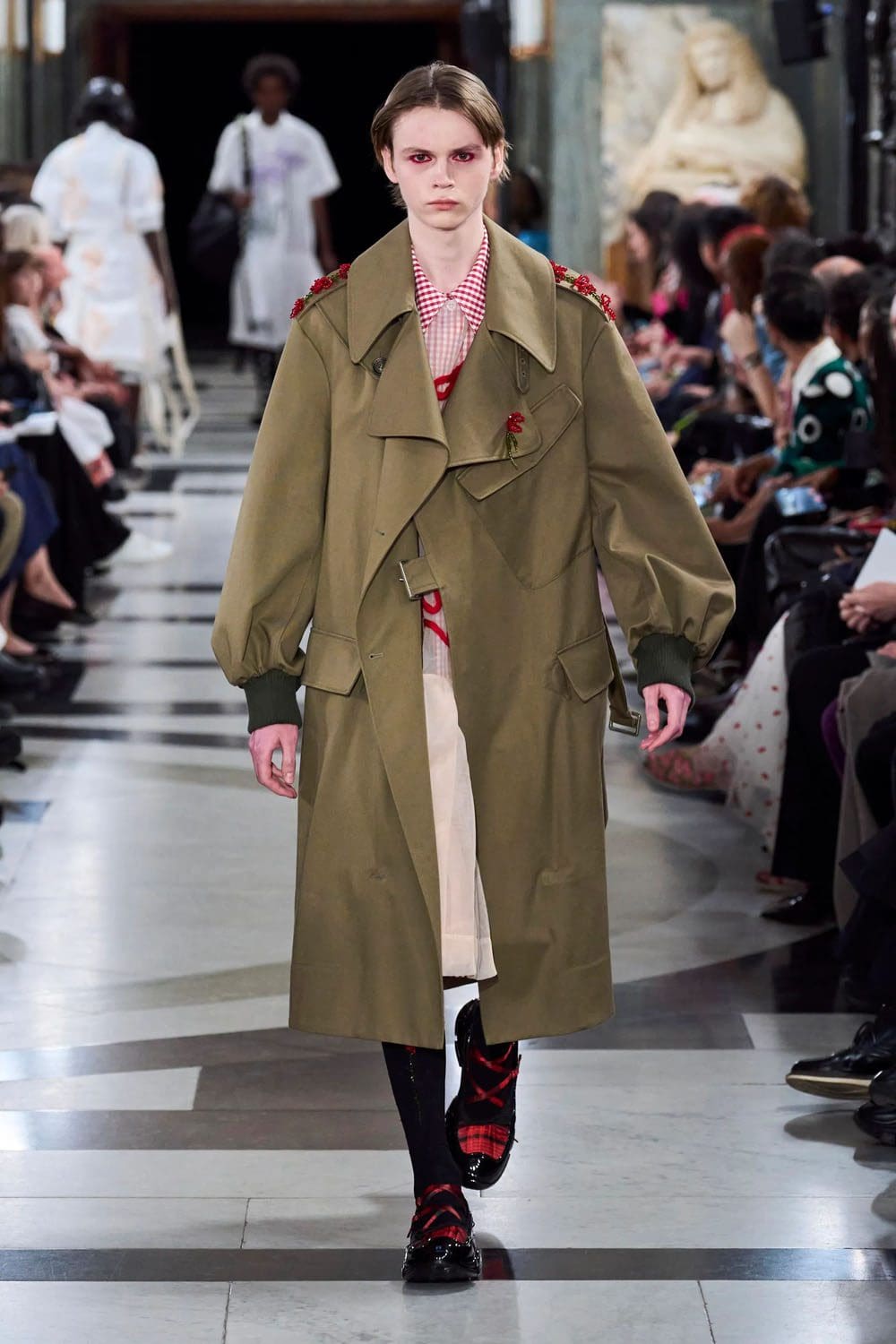 シモーネ・ロシャ 2023年春夏 ロンドン Runway Magazineに