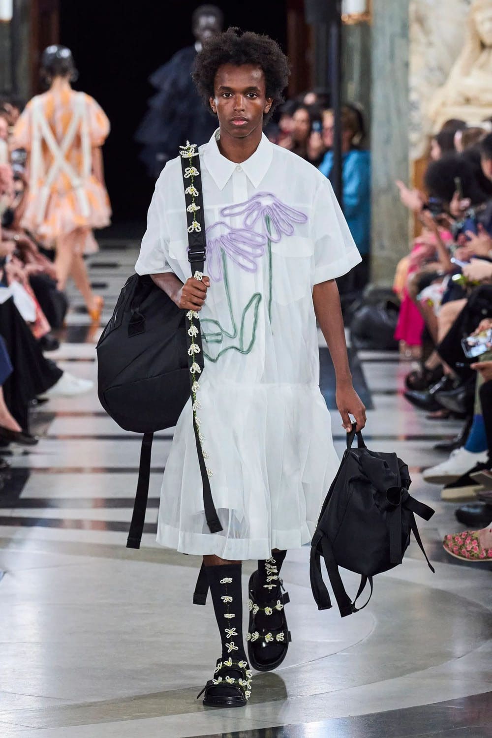 シモーネ・ロシャ 2023年春夏 ロンドン Runway Magazineに