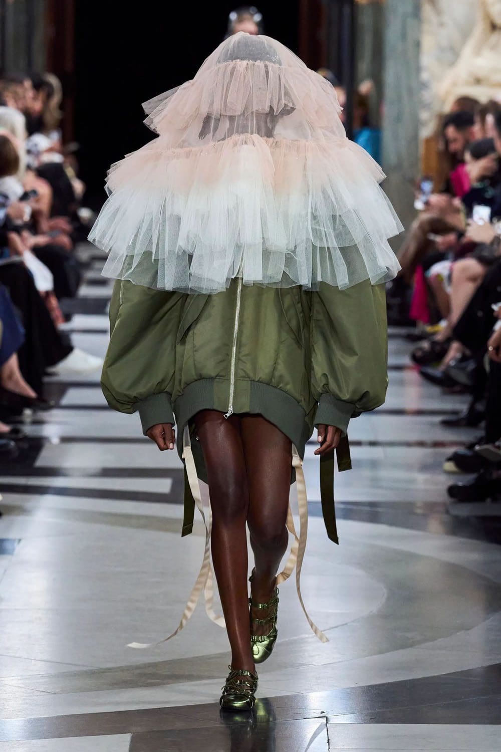 シモーネ・ロシャ 2023年春夏 ロンドン Runway Magazineに