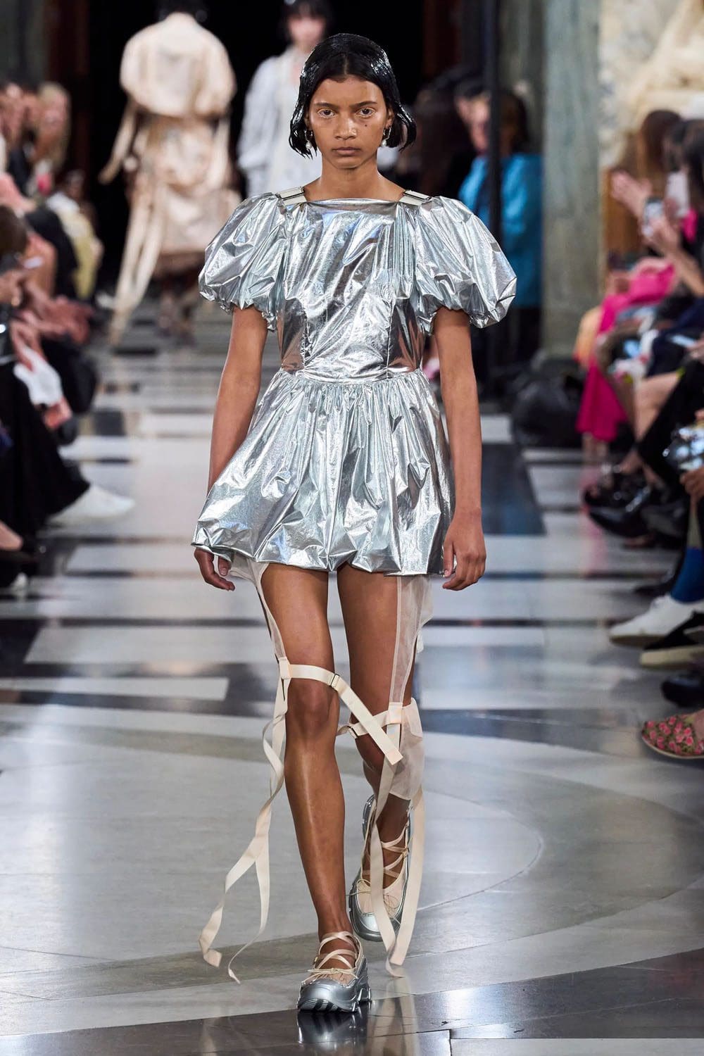 シモーネ・ロシャ 2023年春夏 ロンドン Runway Magazineに