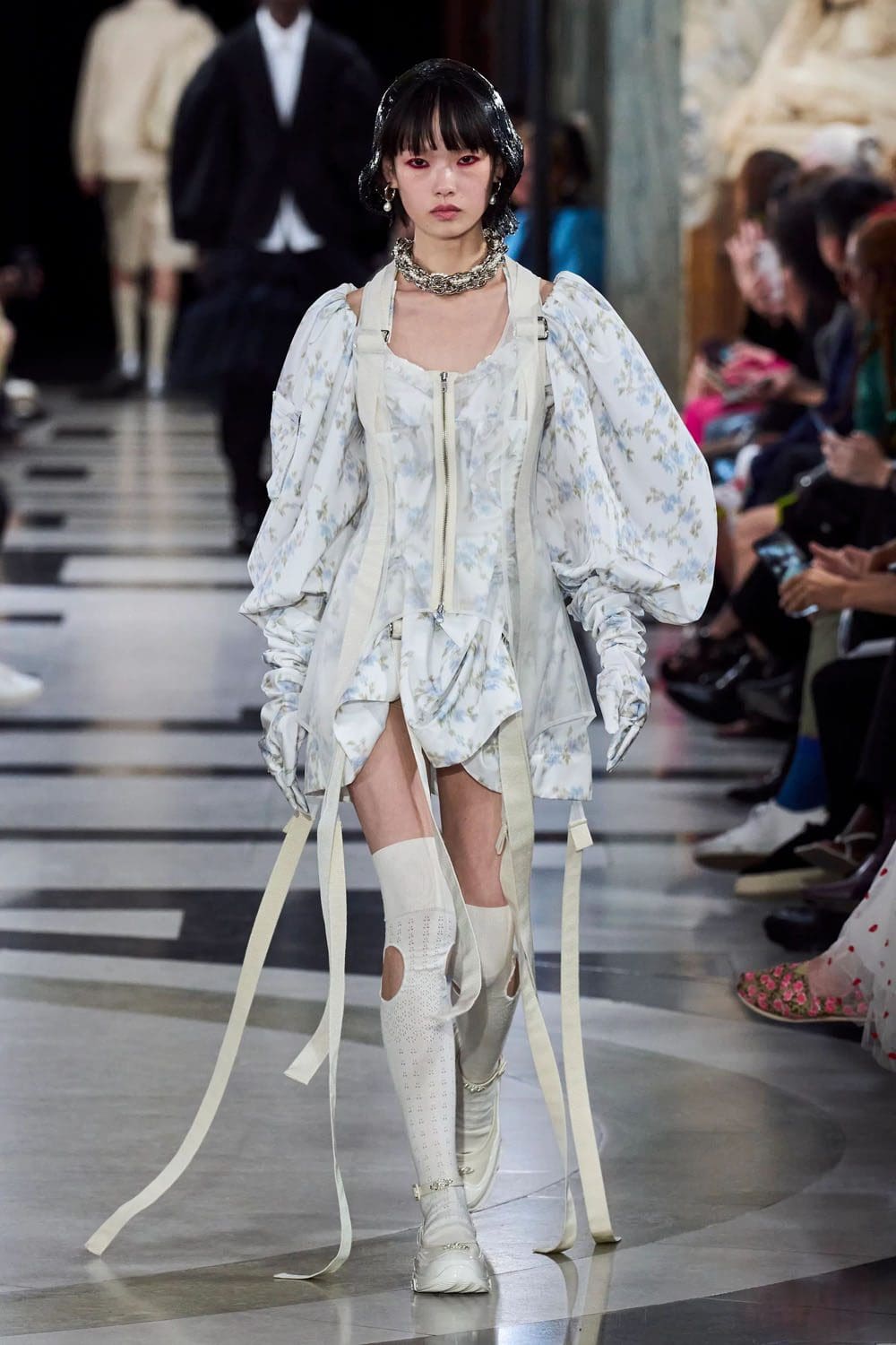 シモーネ・ロシャ 2023年春夏 ロンドン Runway Magazineに