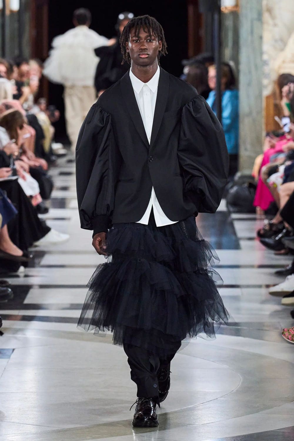 シモーネ・ロシャ 2023年春夏 ロンドン Runway Magazineに