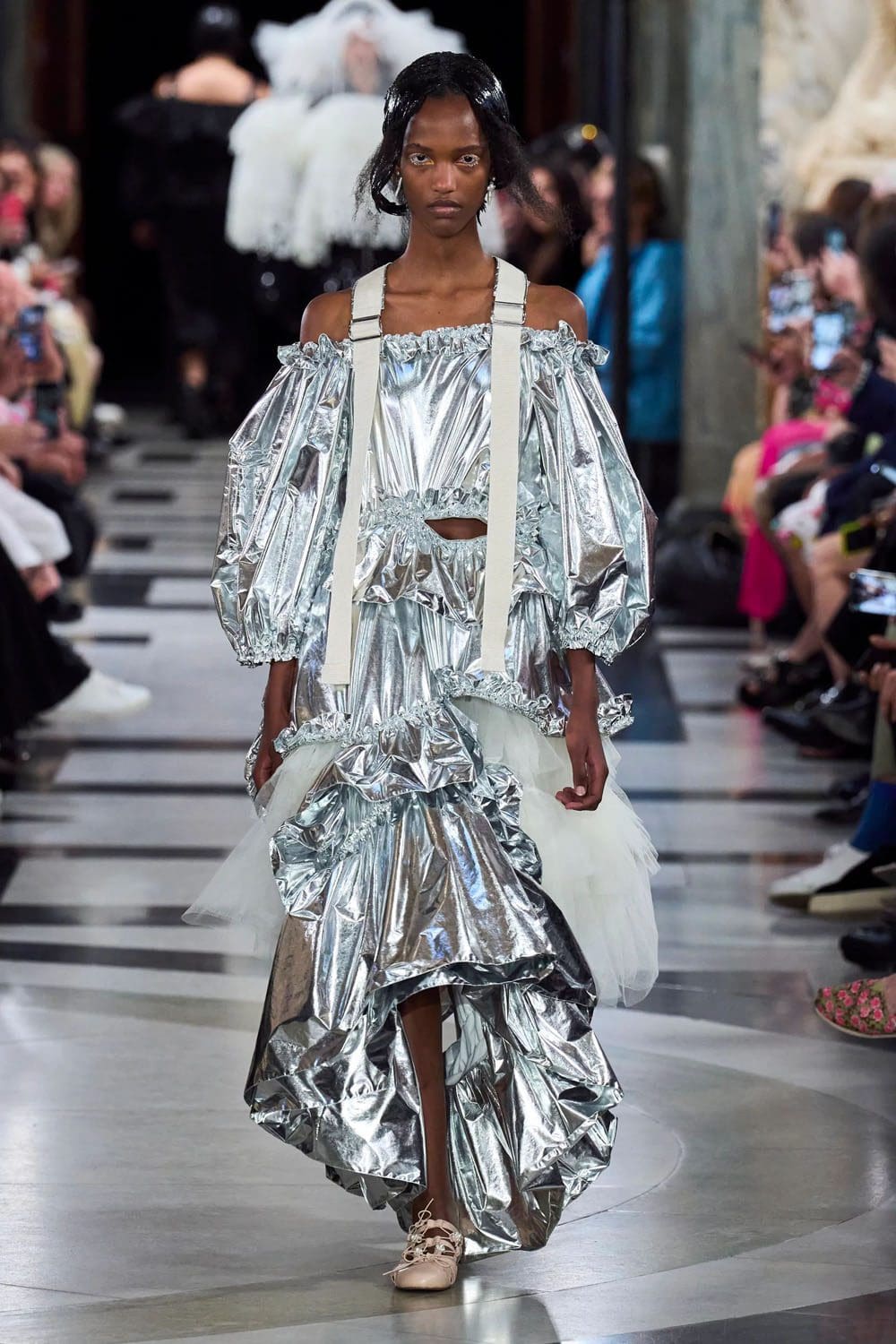 シモーネ・ロシャ 2023年春夏 ロンドン Runway Magazineに