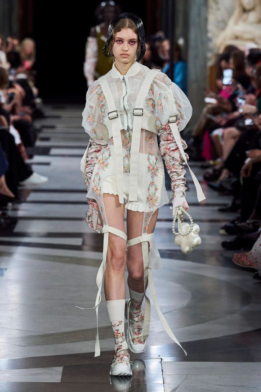 シモーネ・ロシャ 2023年春夏 ロンドン Runway Magazineに