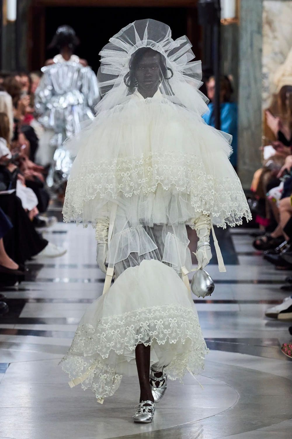 シモーネ・ロシャ 2023年春夏 ロンドン Runway Magazineに