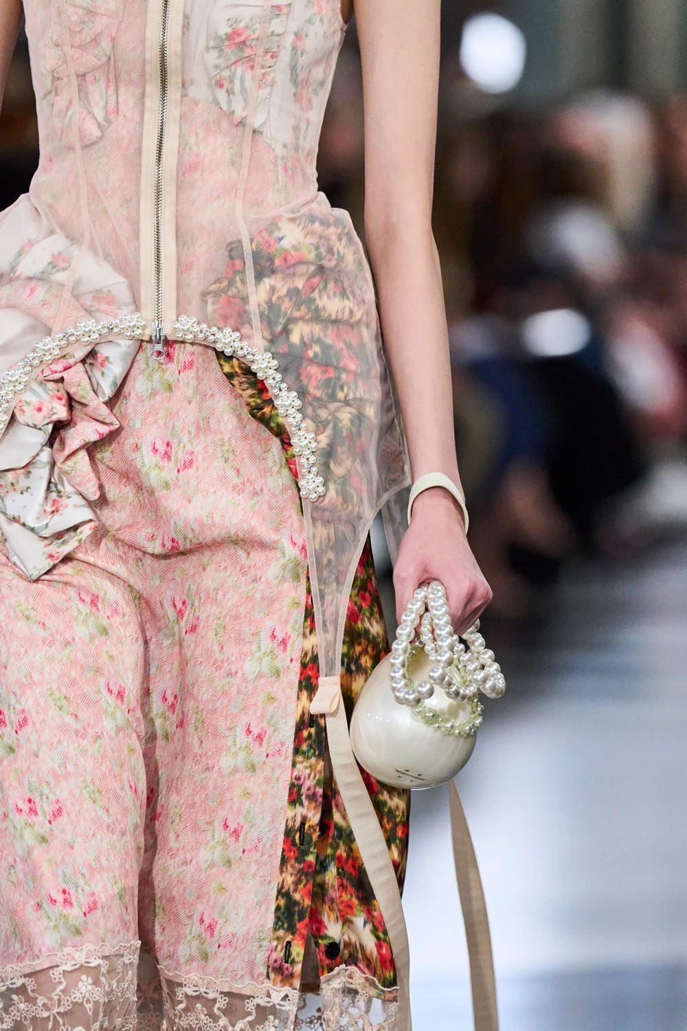 シモーネ・ロシャ 2023年春夏 ロンドン Runway Magazineに