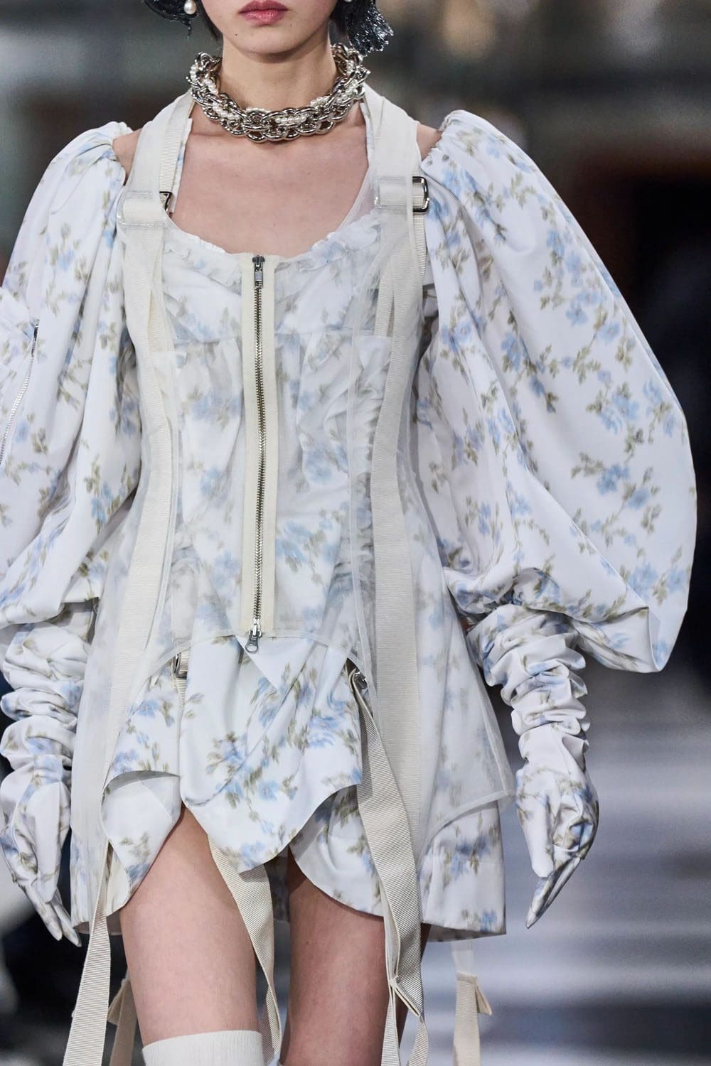 シモーネ・ロシャ 2023年春夏 ロンドン Runway Magazineに