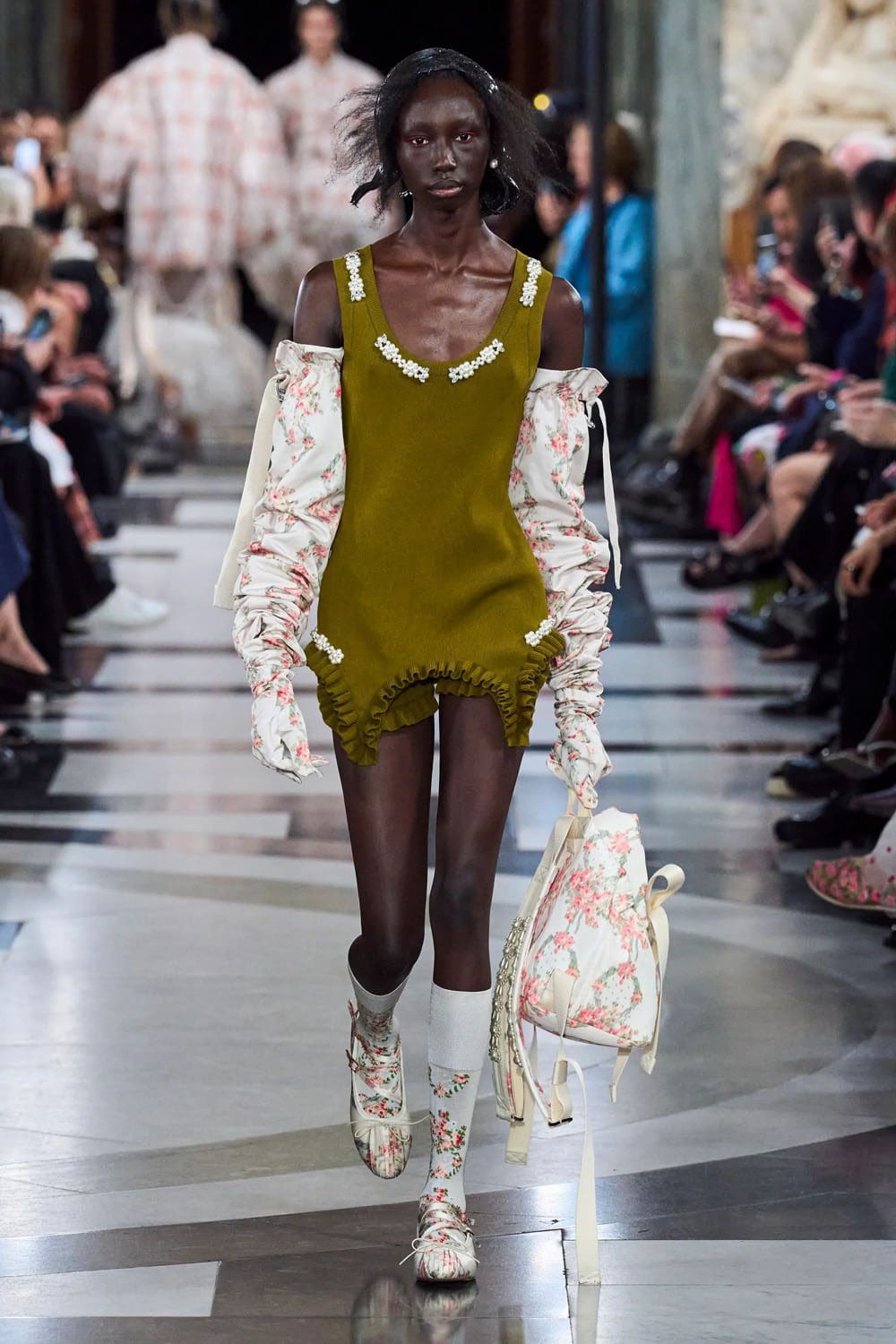 シモーネ・ロシャ 2023年春夏 ロンドン Runway Magazineに