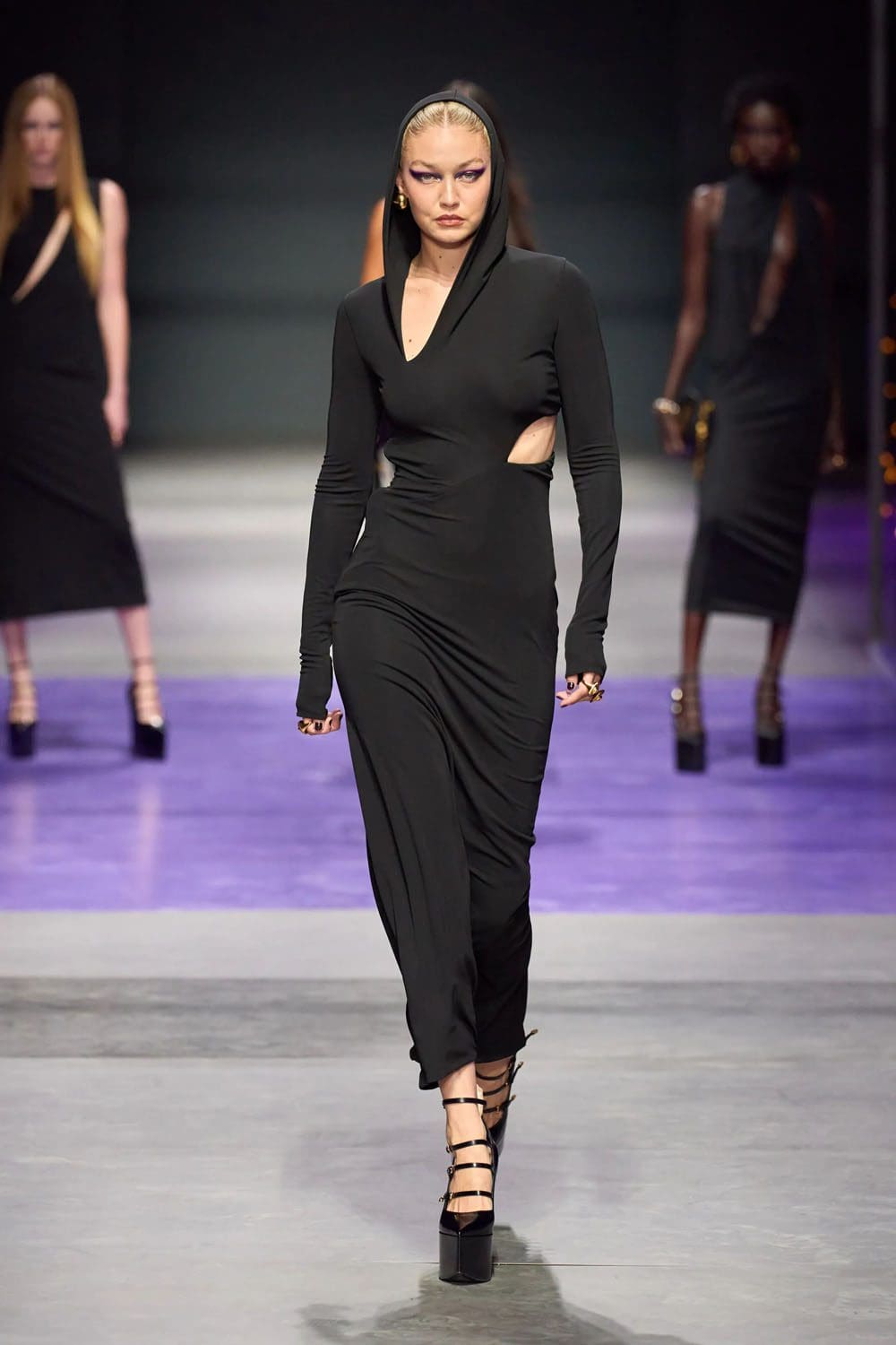 范思哲(Versace)2023春夏 Runway 杂志