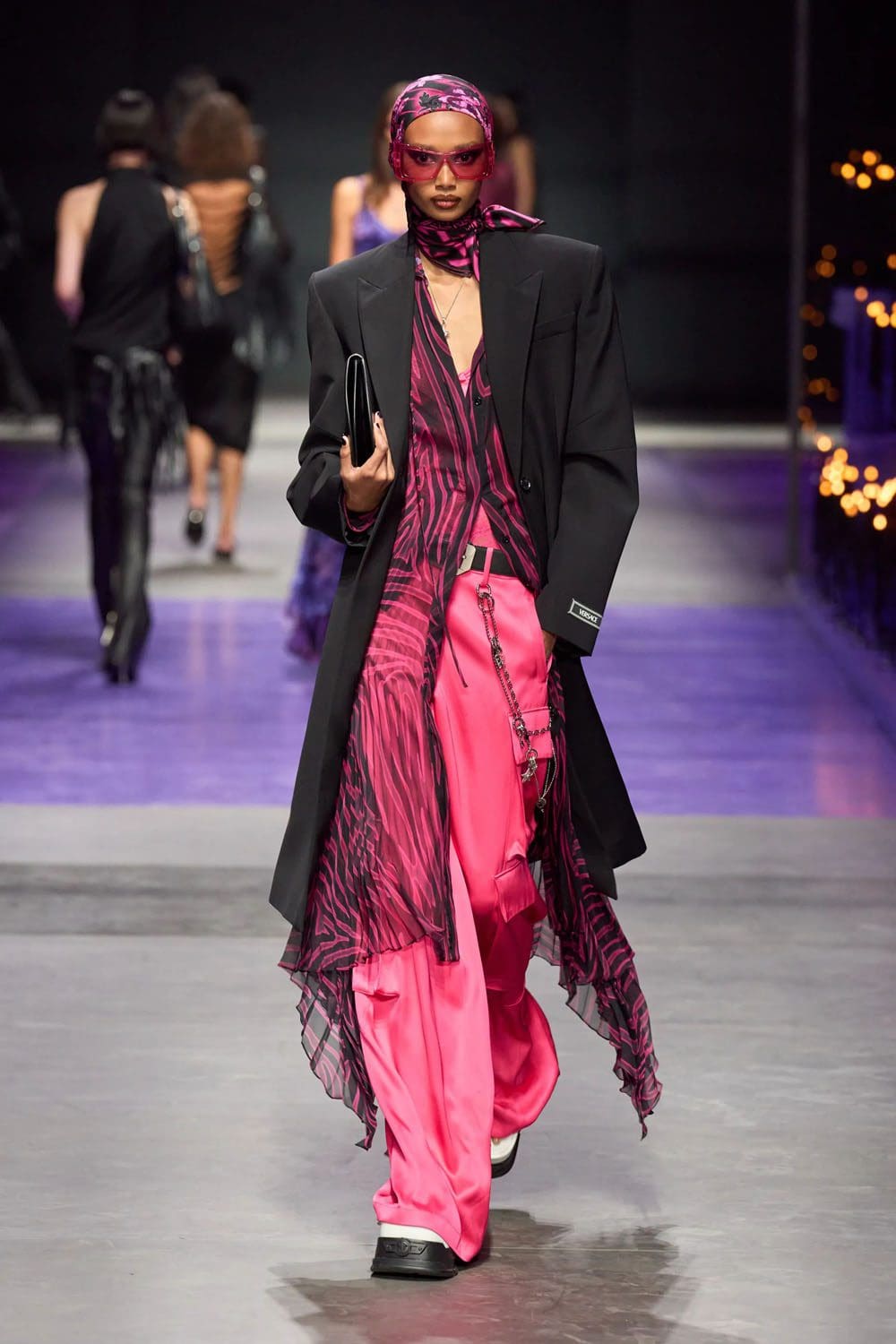 范思哲(Versace)2023春夏 Runway 杂志