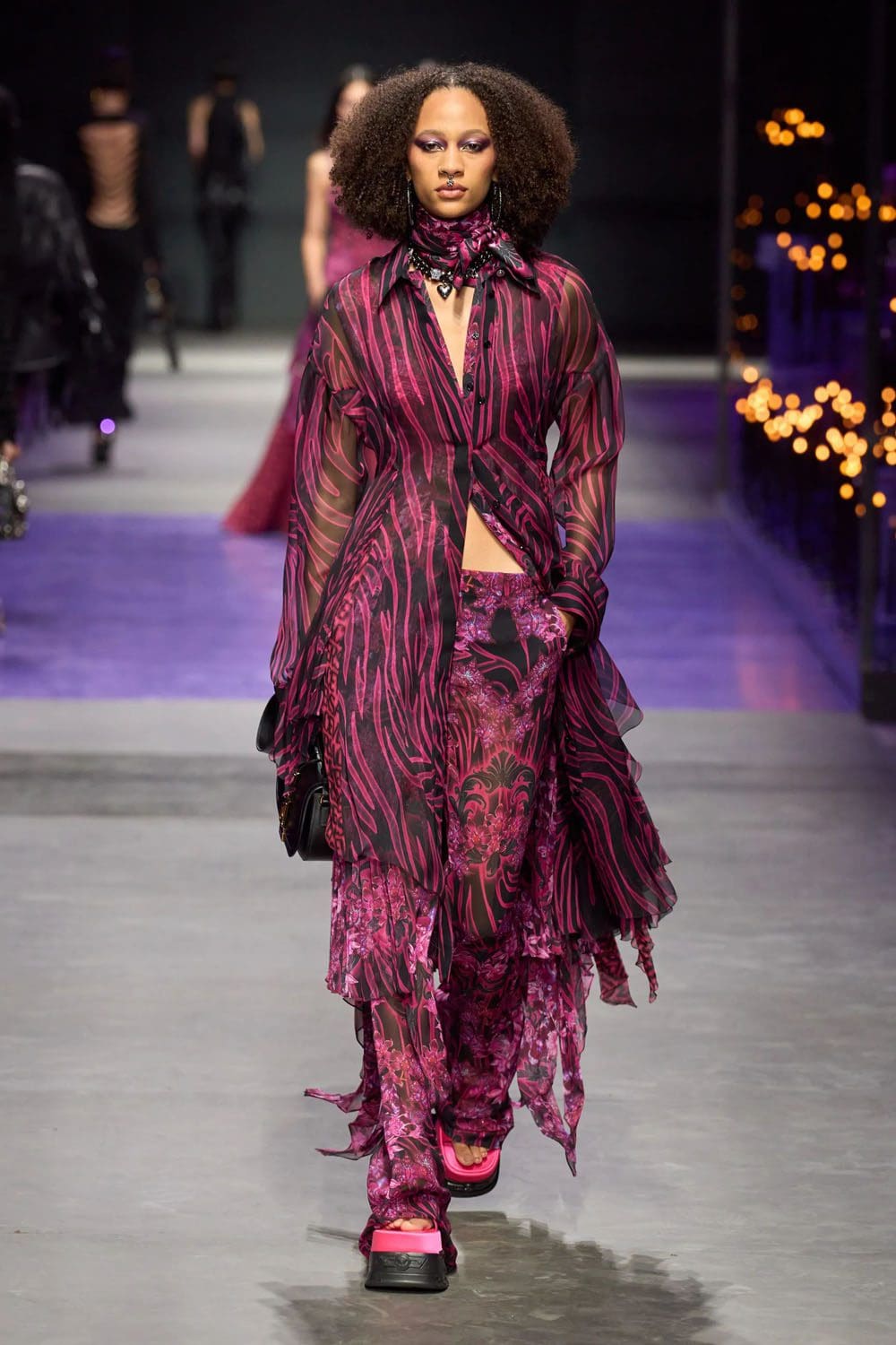 范思哲(Versace)2023春夏 Runway 杂志