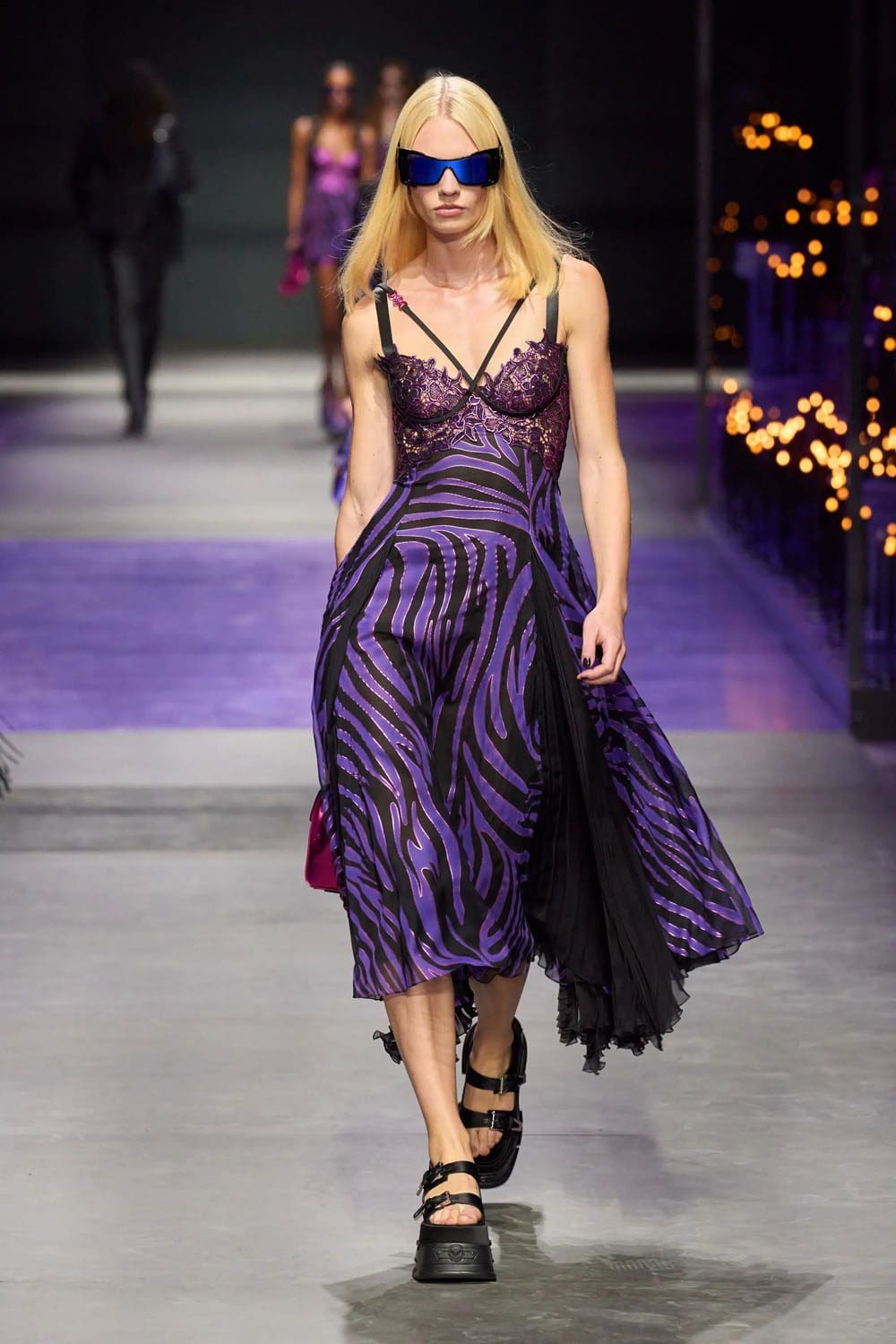 范思哲(Versace)2023春夏 Runway 杂志